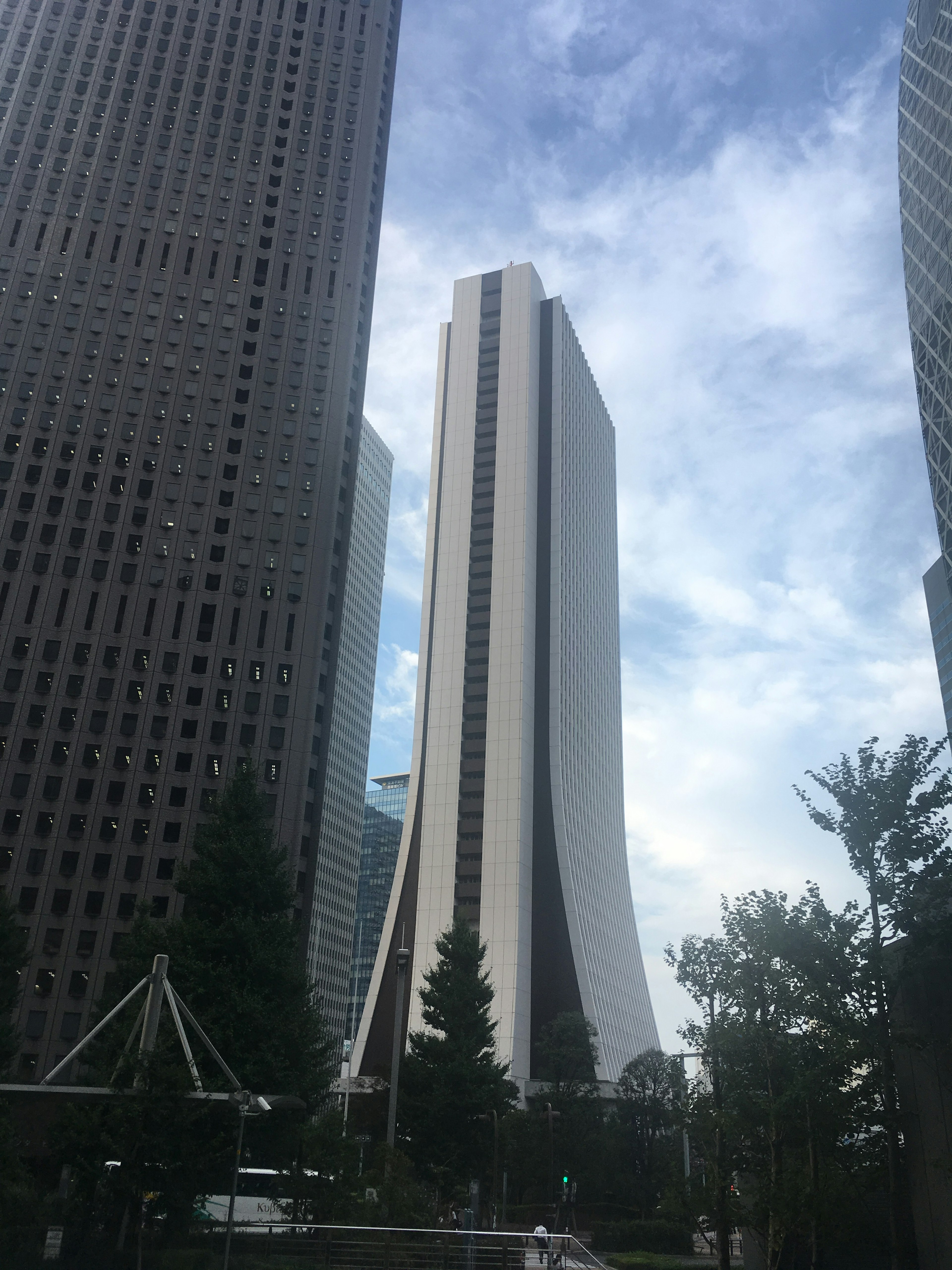 Paysage urbain avec des gratte-ciels et un ciel bleu