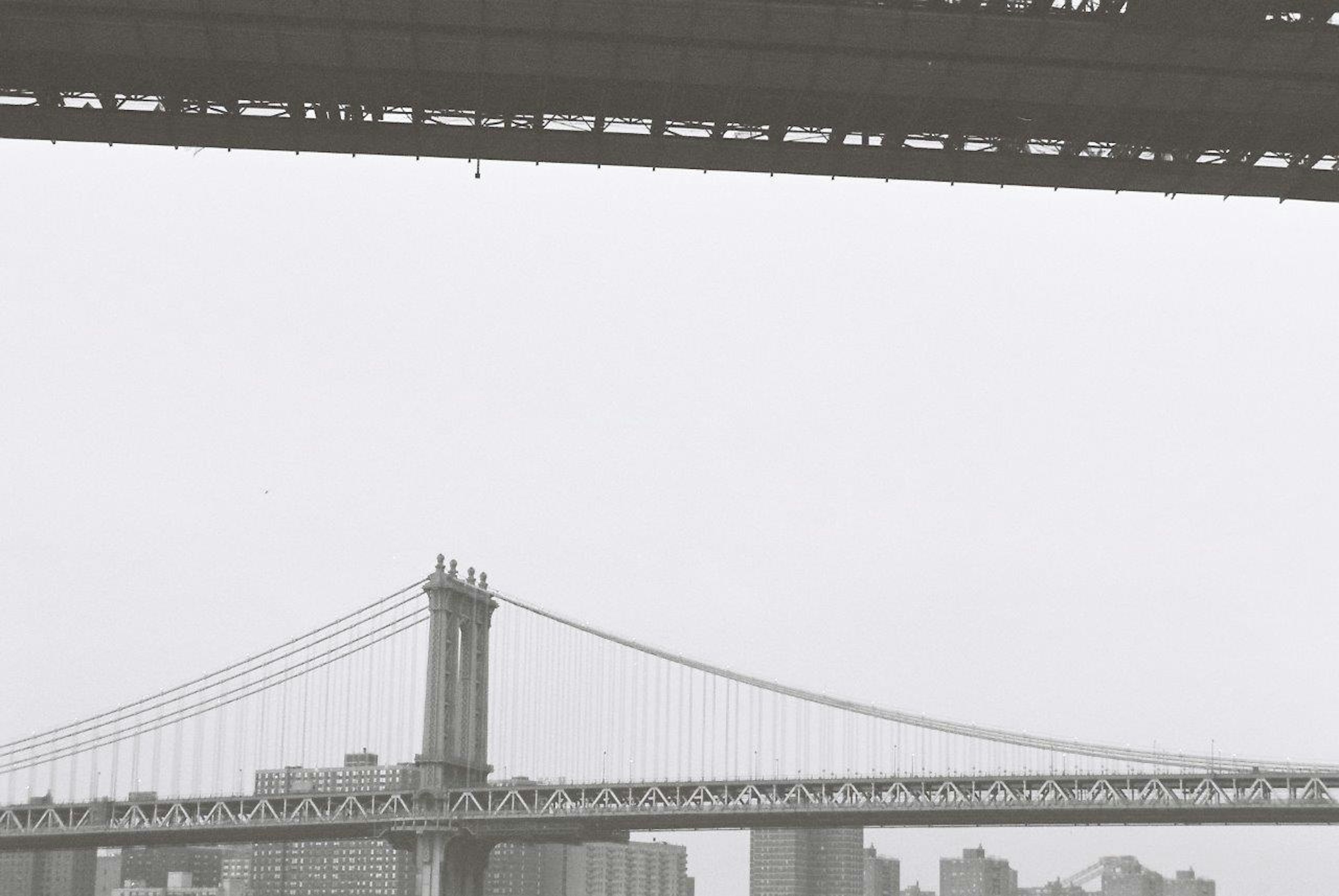 Imagen en blanco y negro que muestra el puente de Manhattan y el puente de Brooklyn