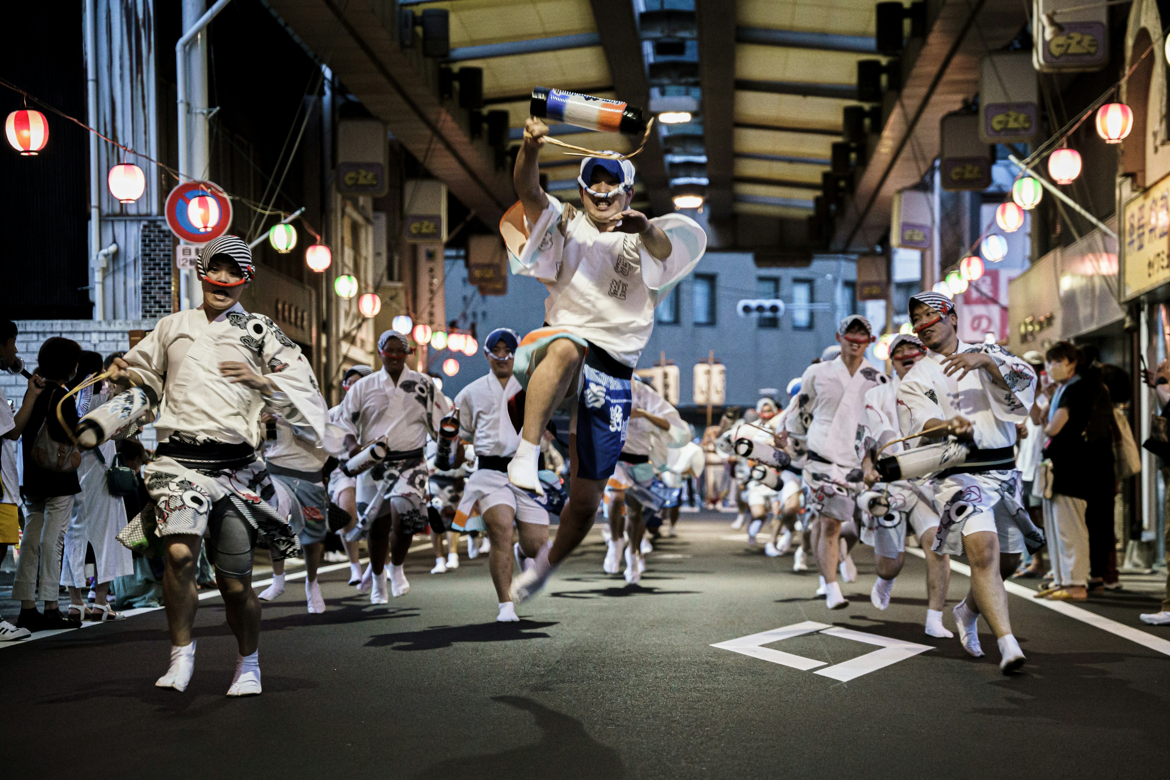 Lebendige Szene von Festivalteilnehmern, die in weißen Outfits tanzen