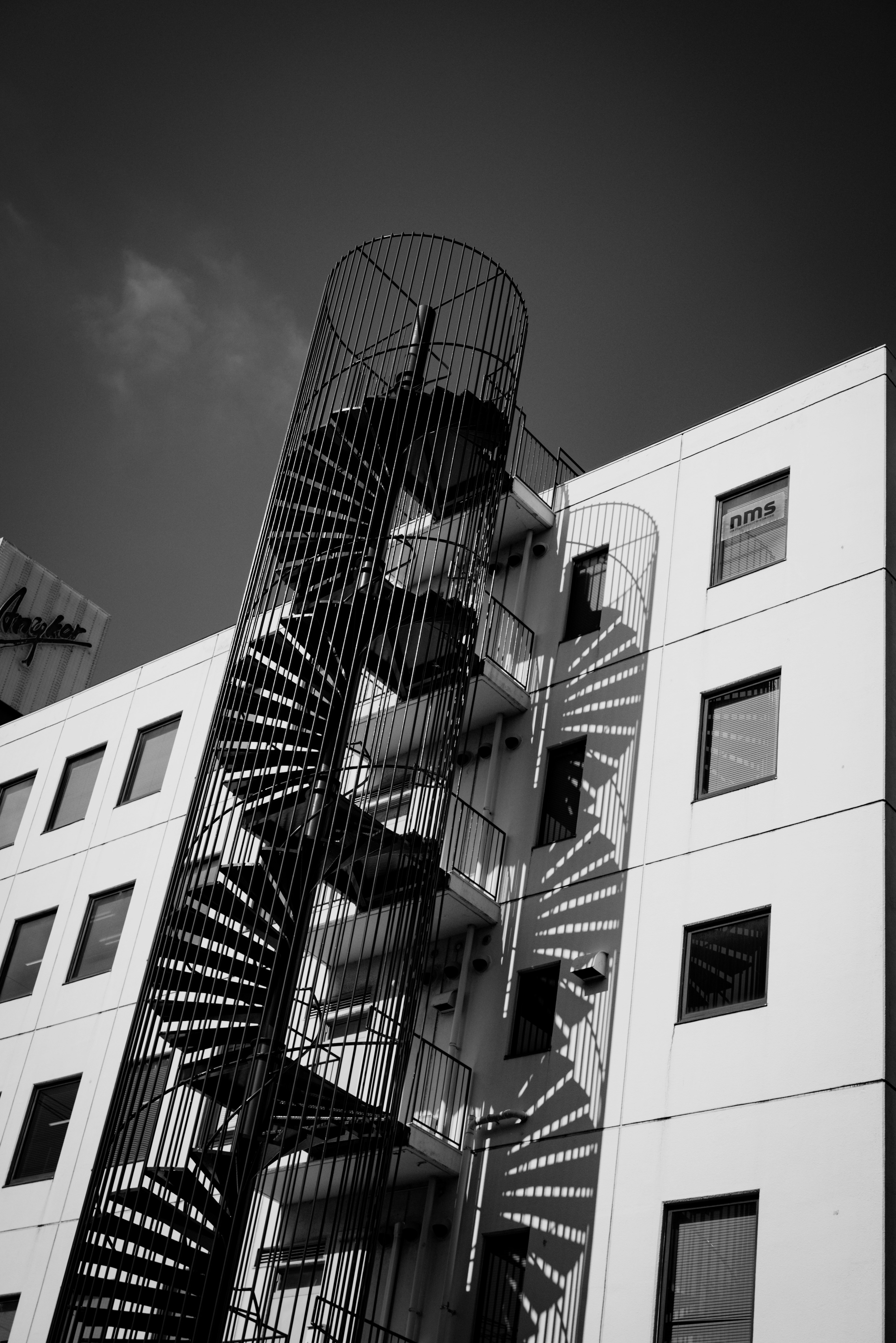 Bâtiment moderne avec un escalier en spirale en noir et blanc