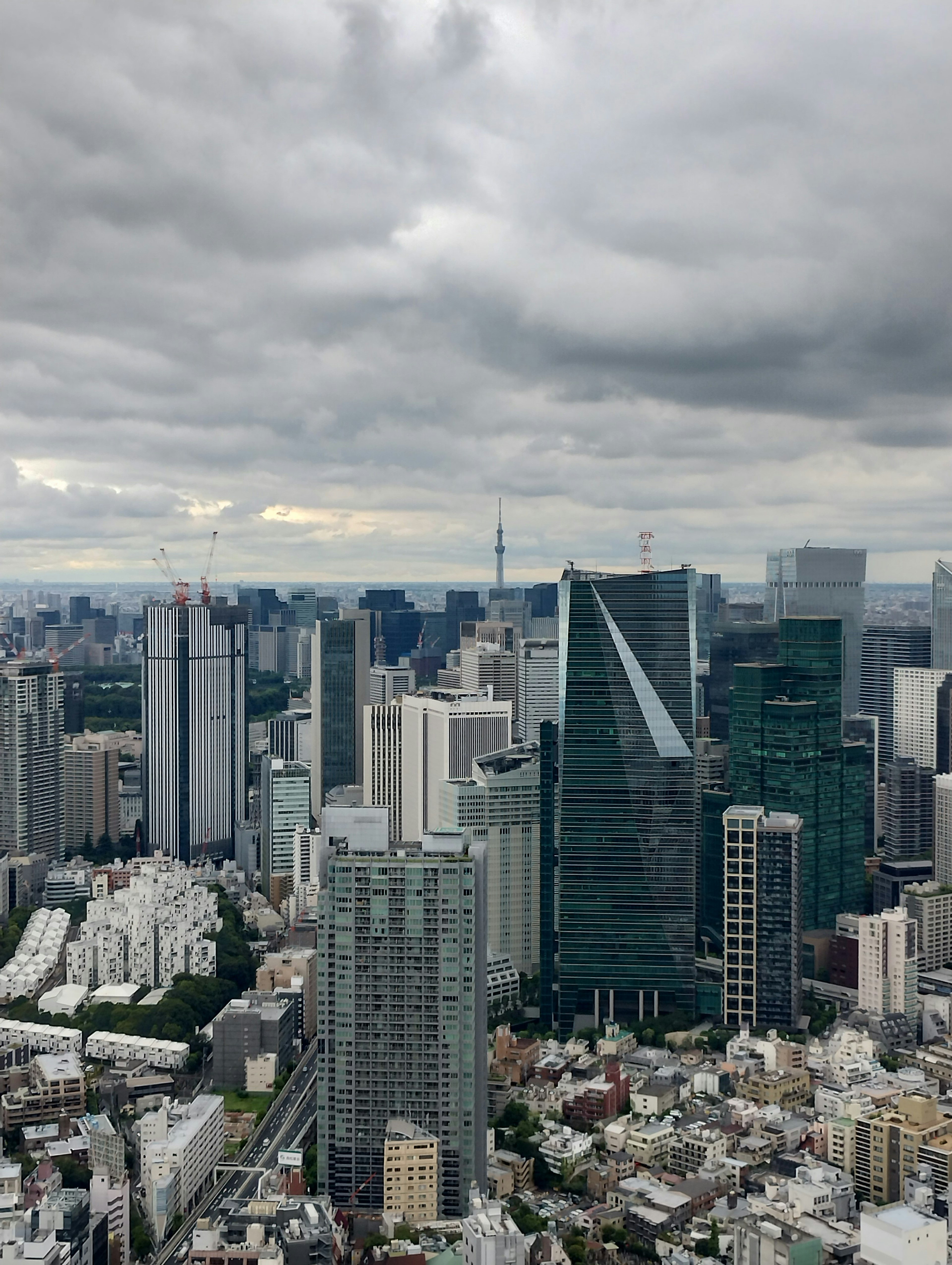 東京城市景觀，摩天大樓與陰雲密布的天空