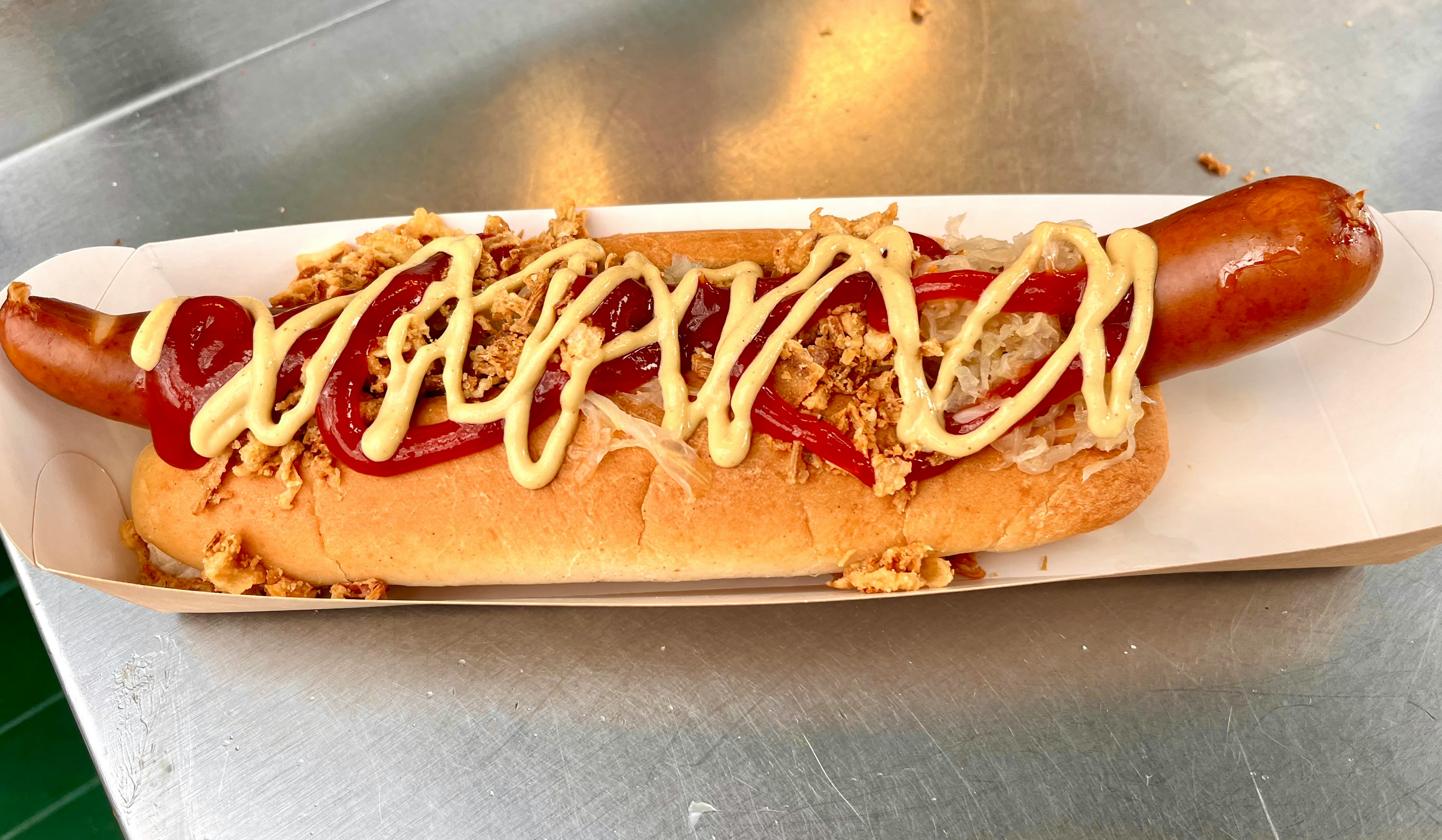 Un grande hot dog guarnito con ketchup e senape