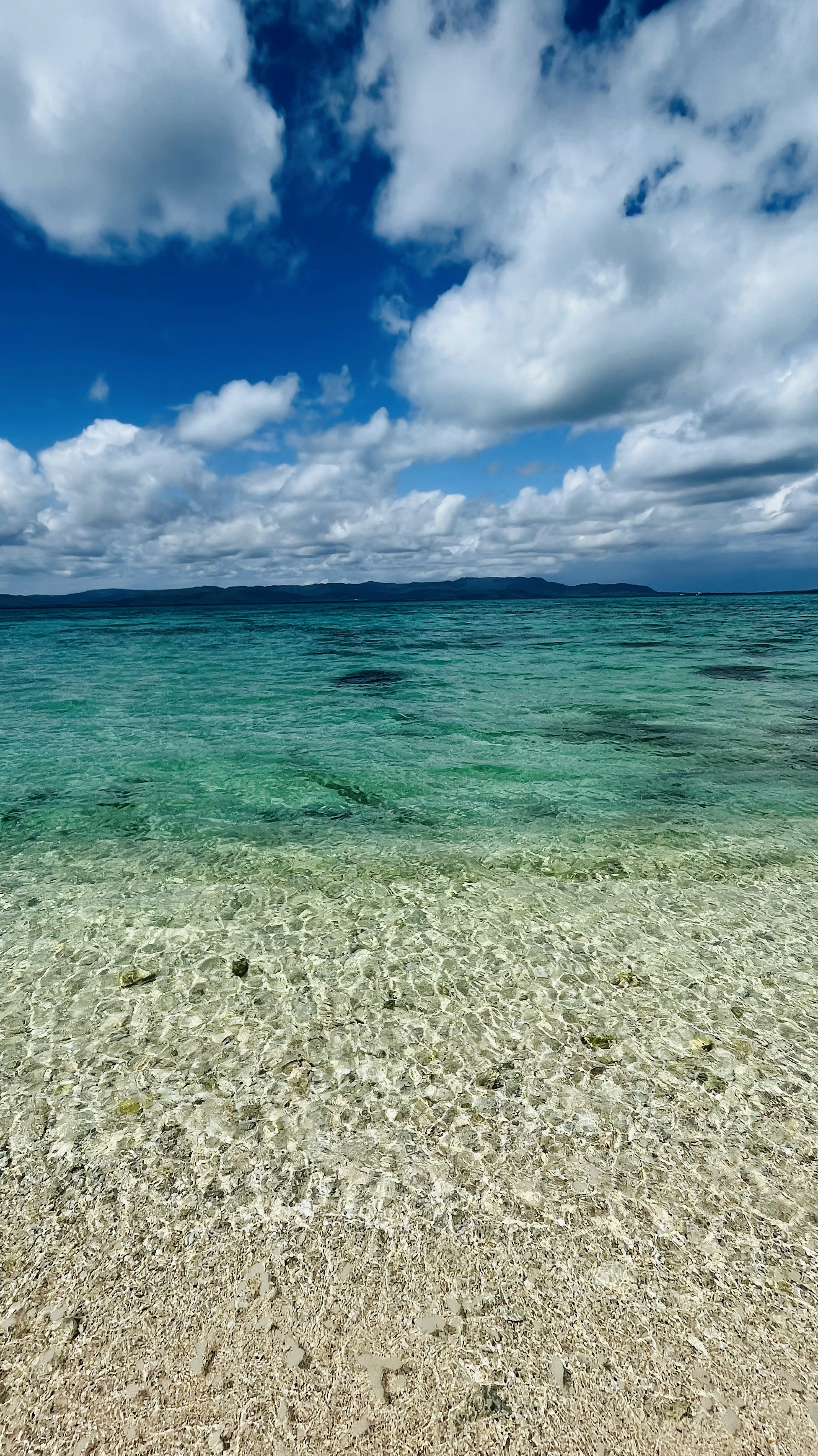 清澈的綠松石水和白色沙灘的風景