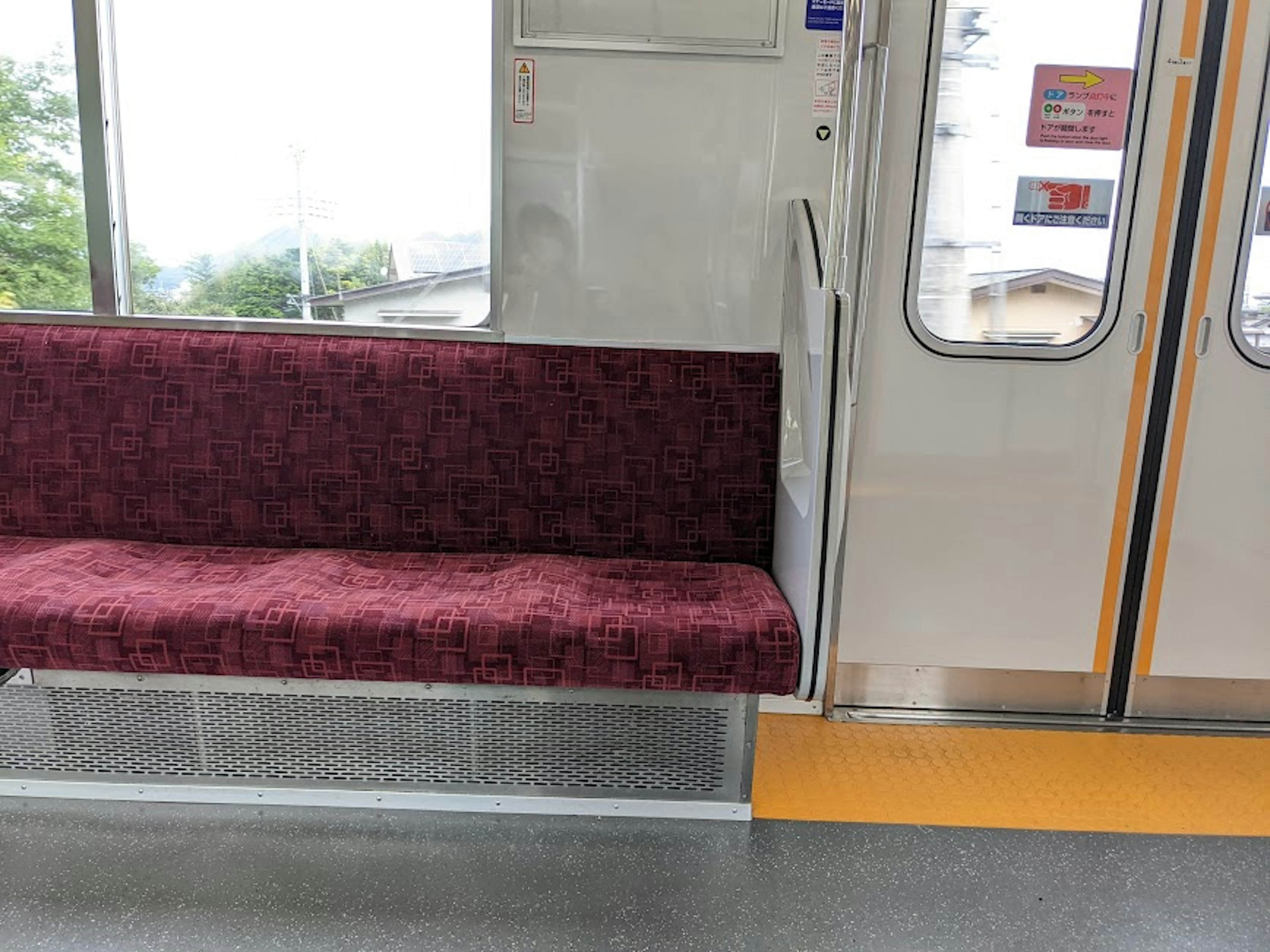 Interior kereta dengan bangku maroon dan pintu