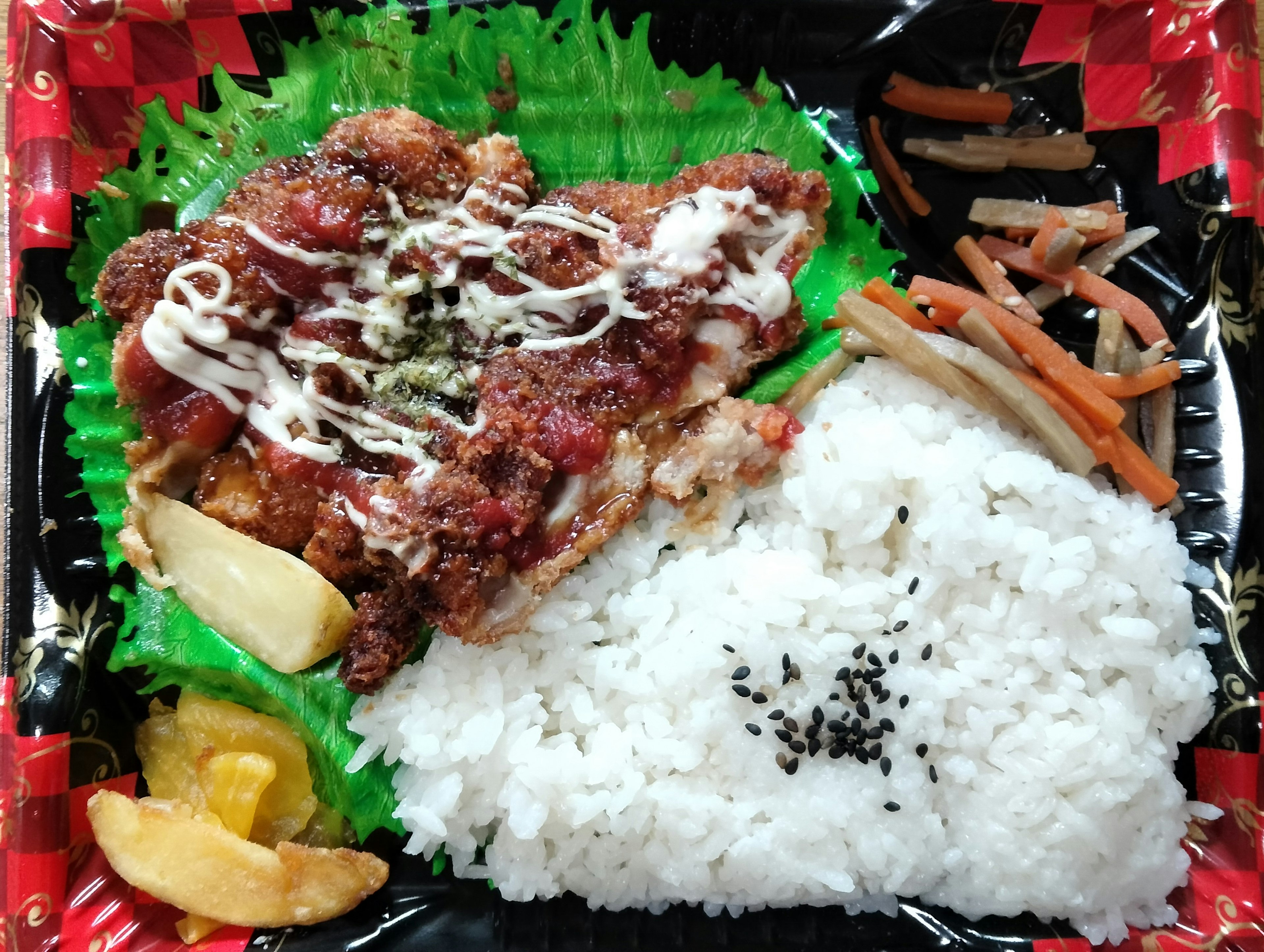 Bento mit Teriyaki-Hühnchen, Reis und Salat