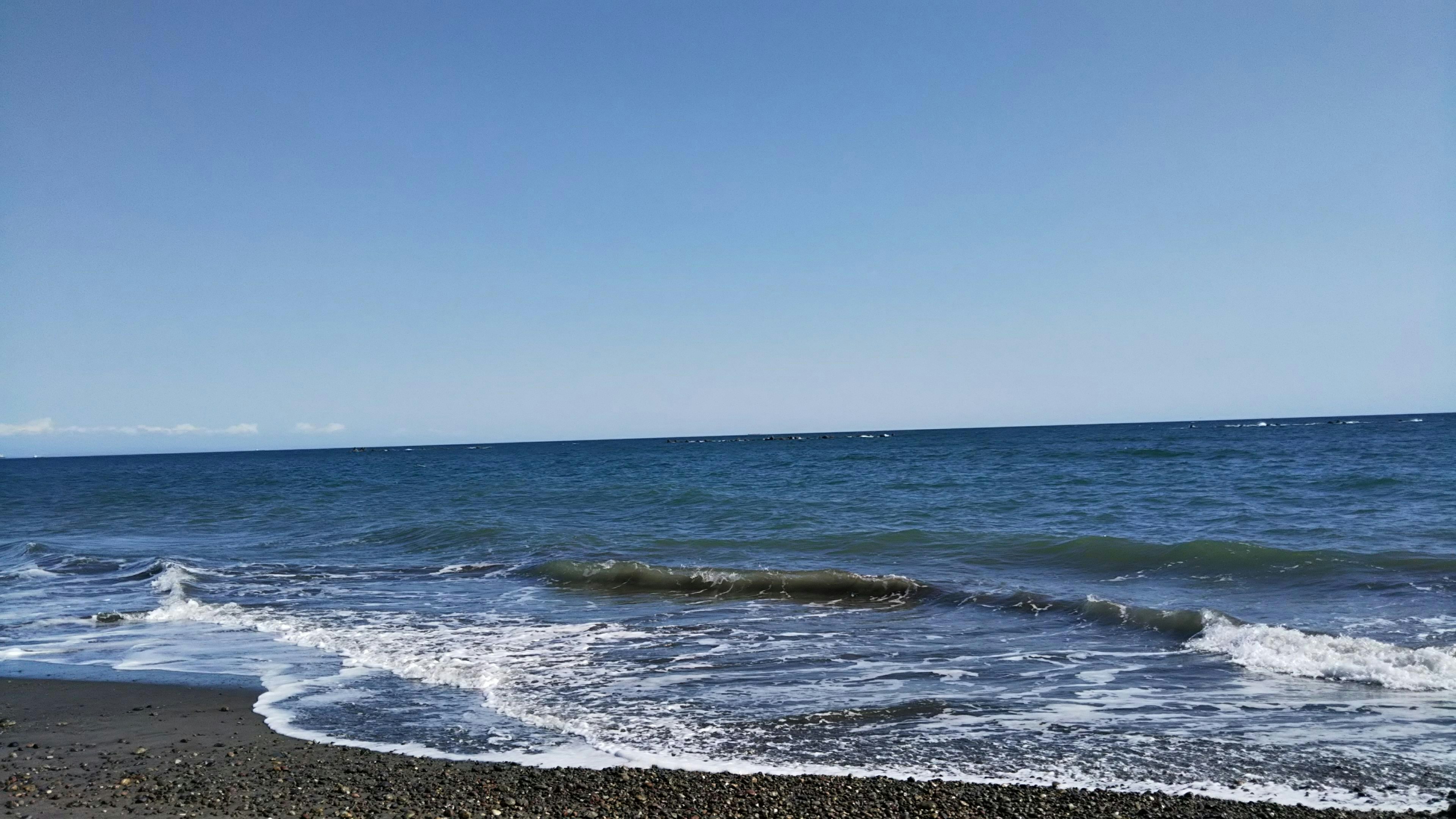 Vue panoramique d'un océan bleu avec des vagues douces