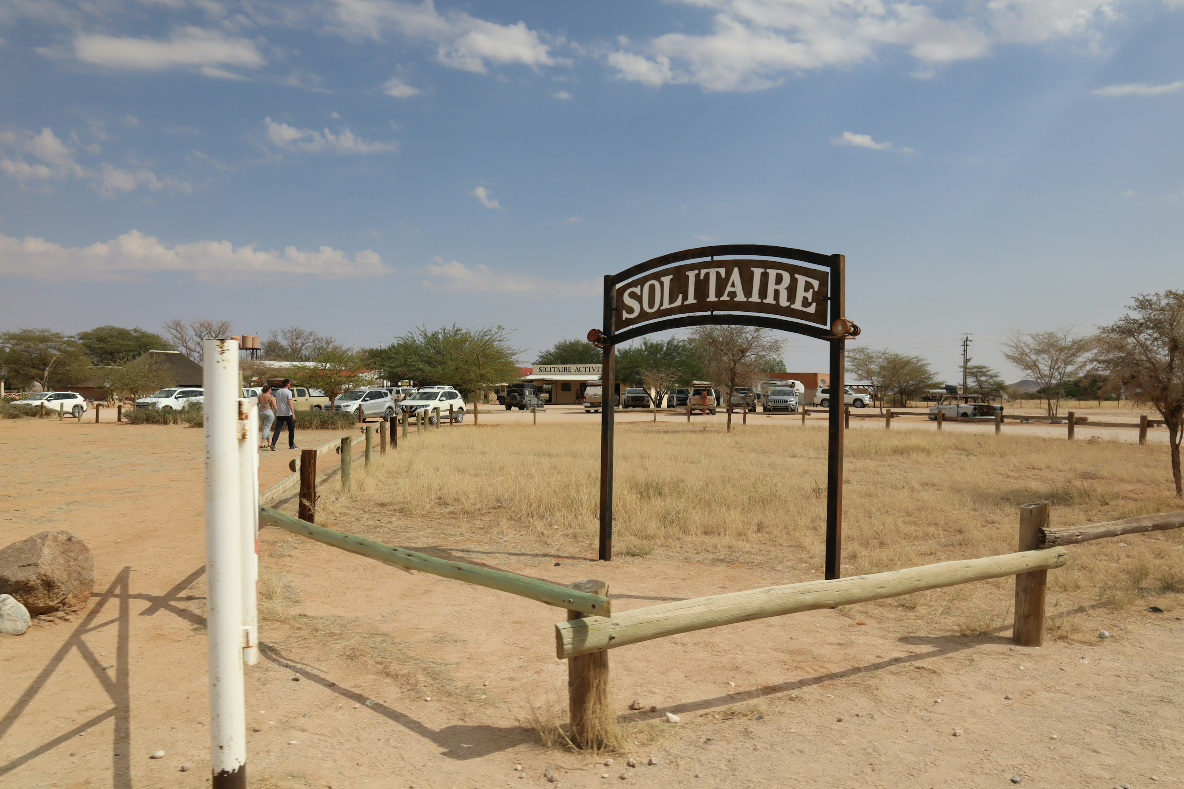 Schild für Solitaire mit einer trockenen Landschaft und blauem Himmel