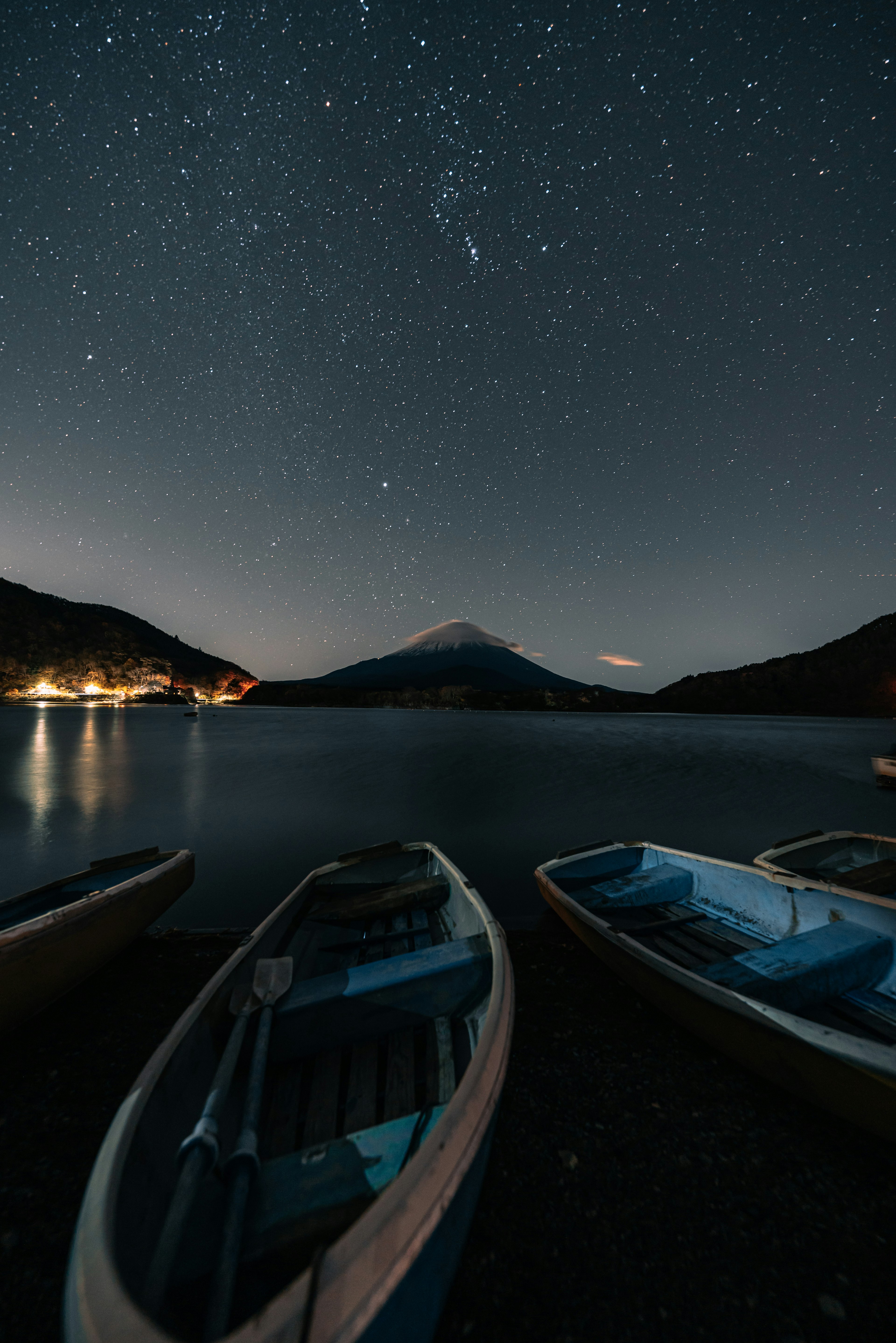 星空の下のボートと山の風景