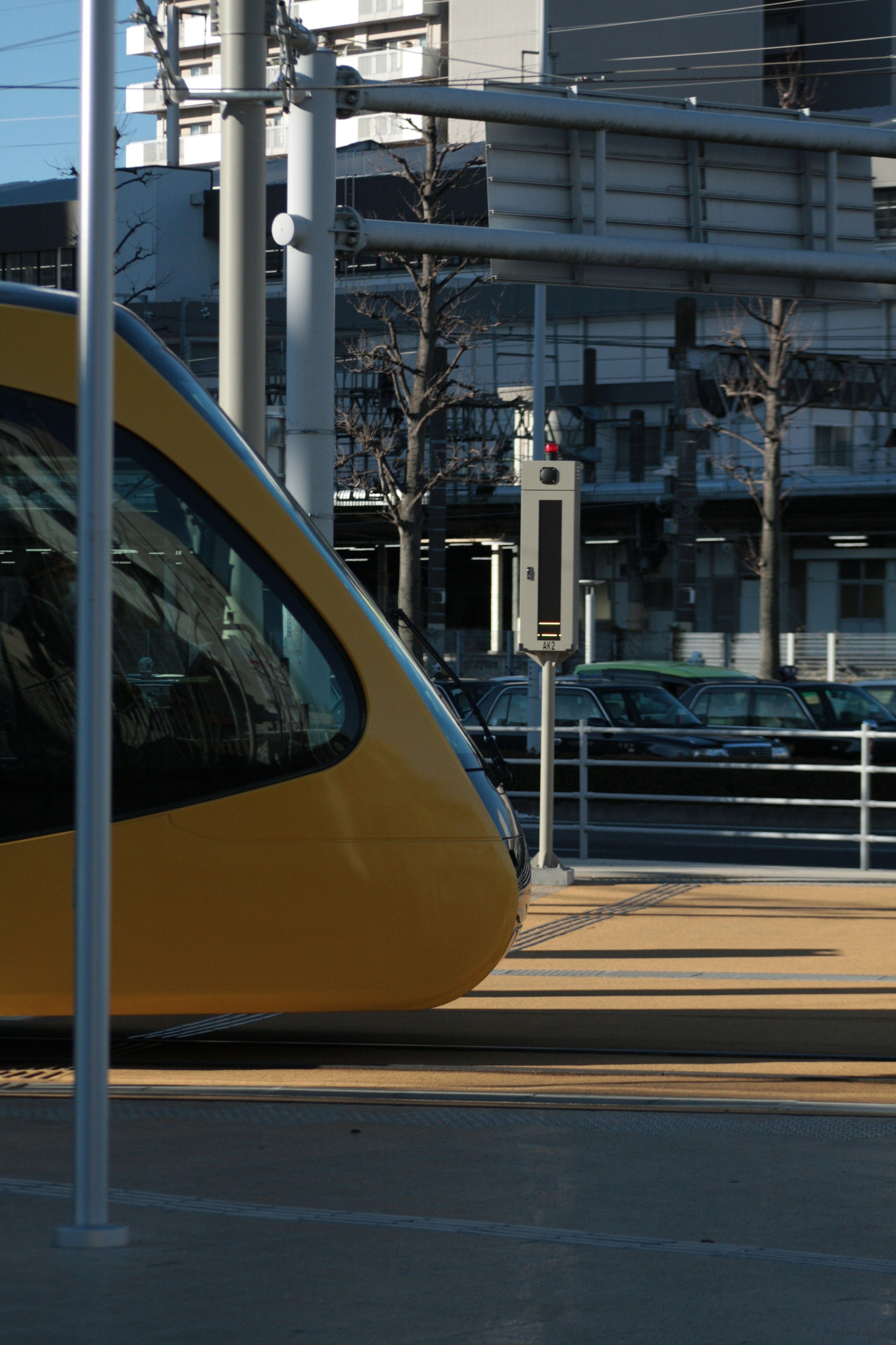 Une partie d'un train jaune à une station