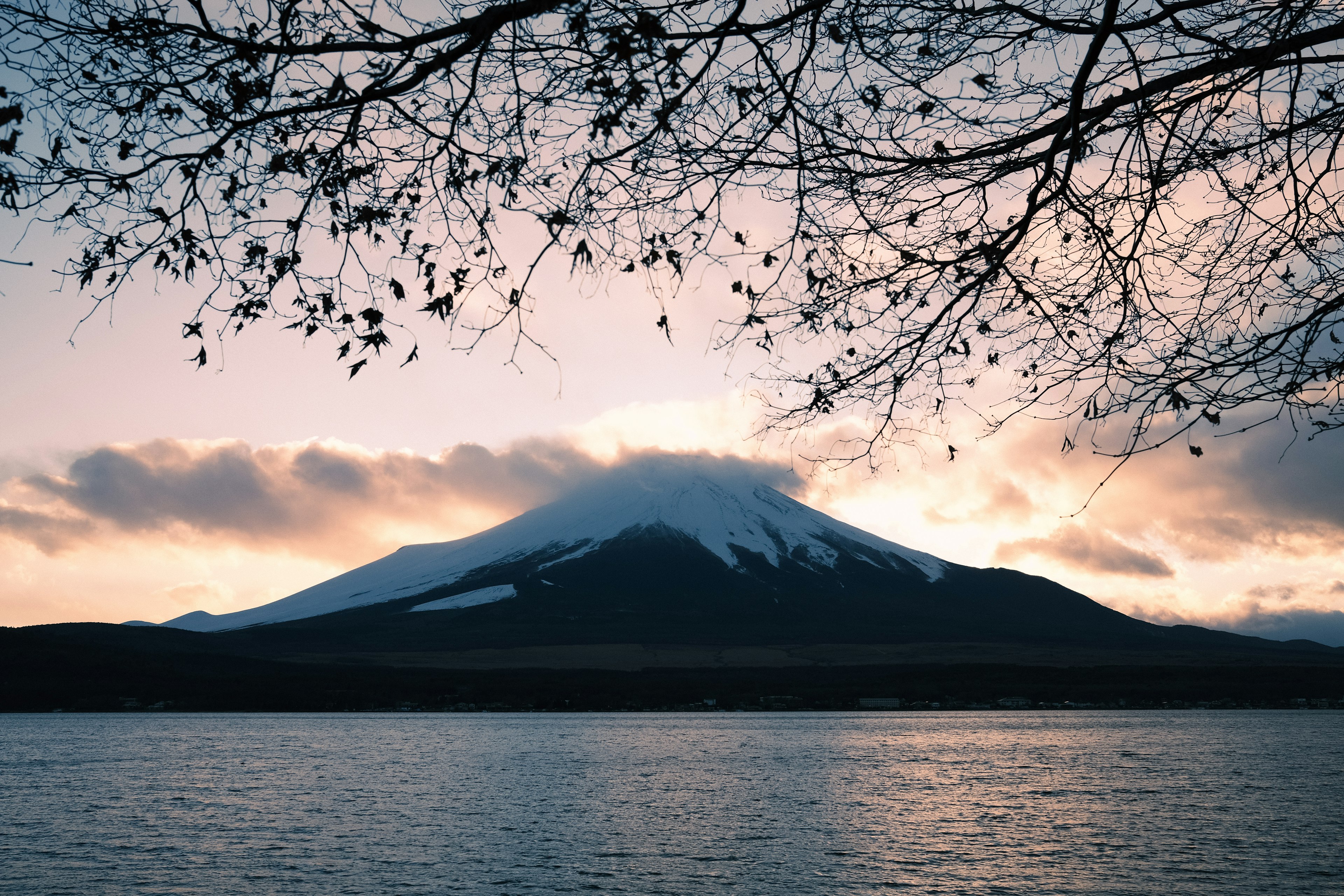 Pemandangan matahari terbenam yang indah di Gunung Fuji dengan permukaan danau yang tenang