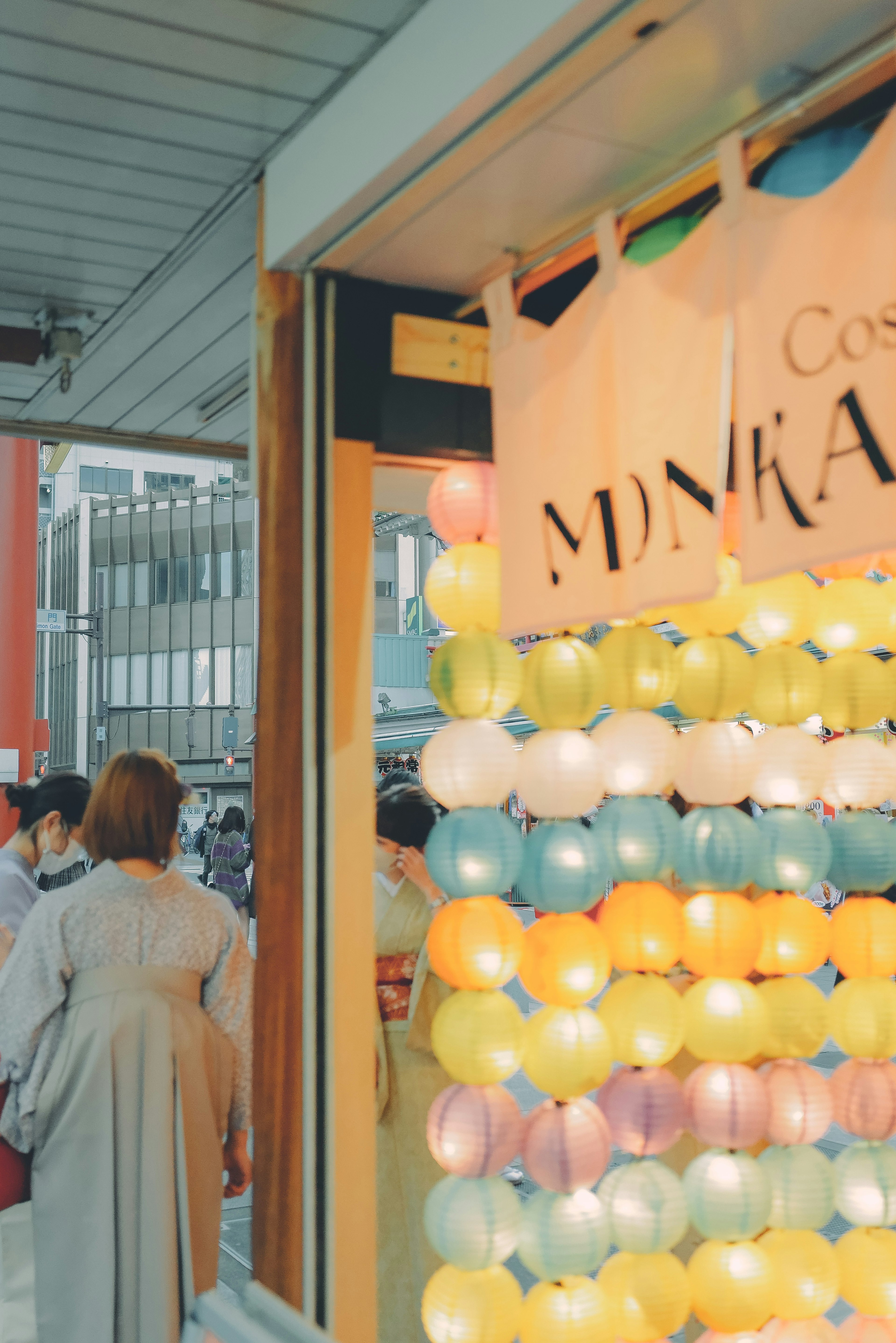 Vitrine de magasin ornée de ballons colorés avec des piétons