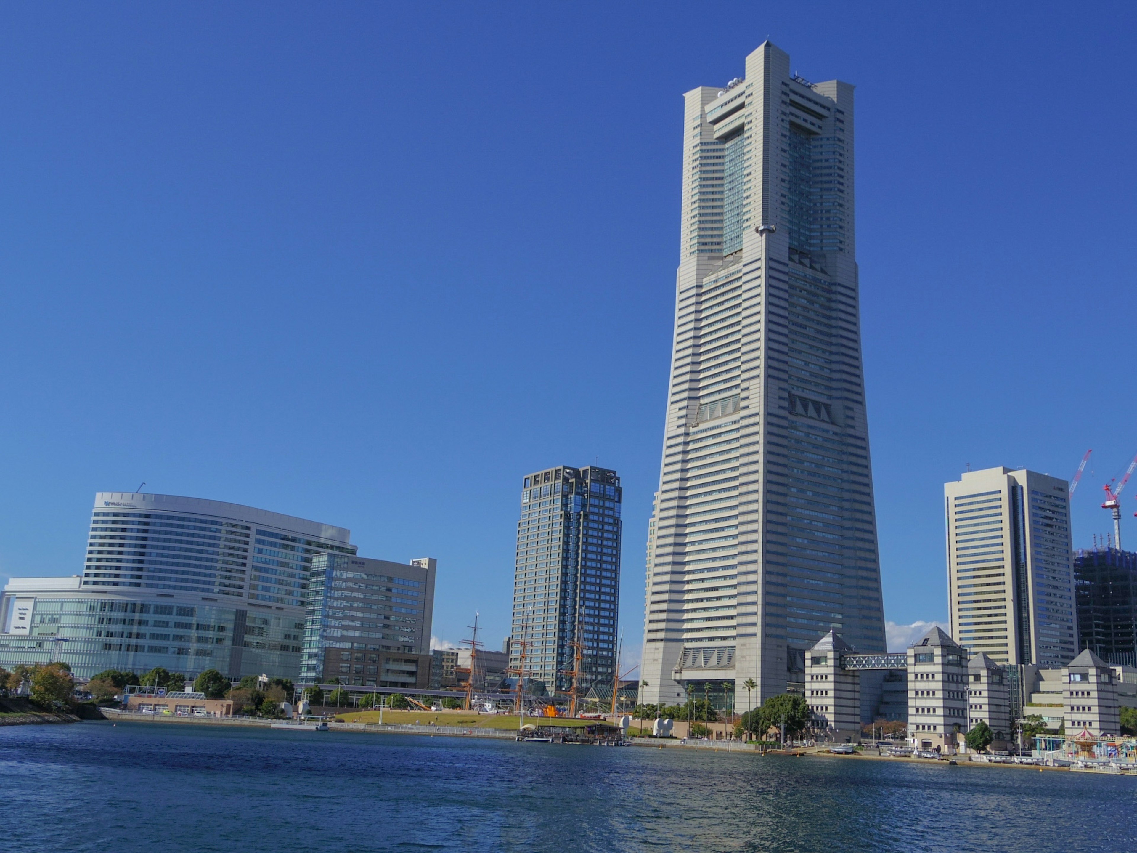 Citra langit Yokohama dengan gedung pencakar langit modern dan langit biru jernih