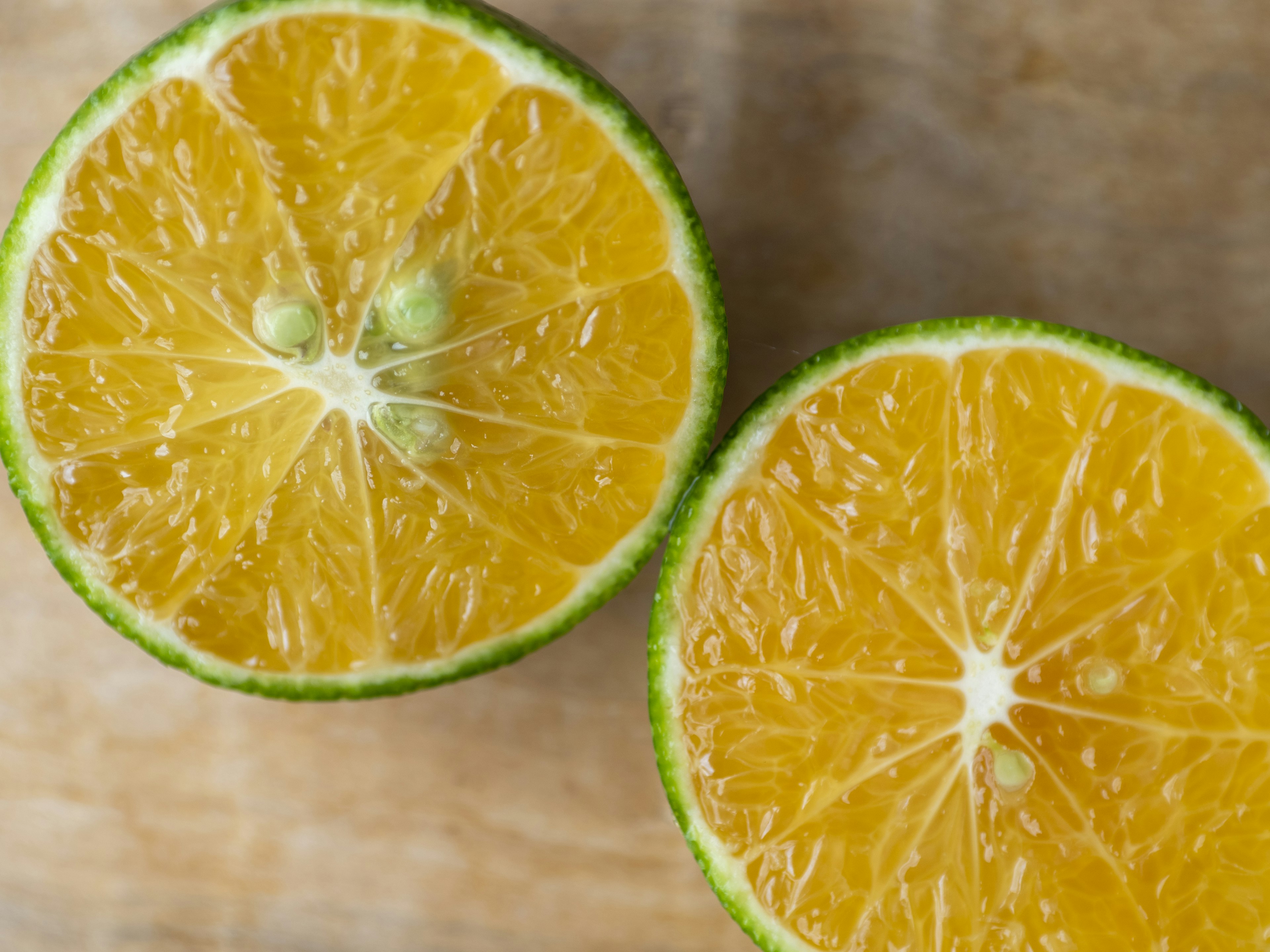 Corte transversal de una naranja partida que muestra su color vibrante y textura