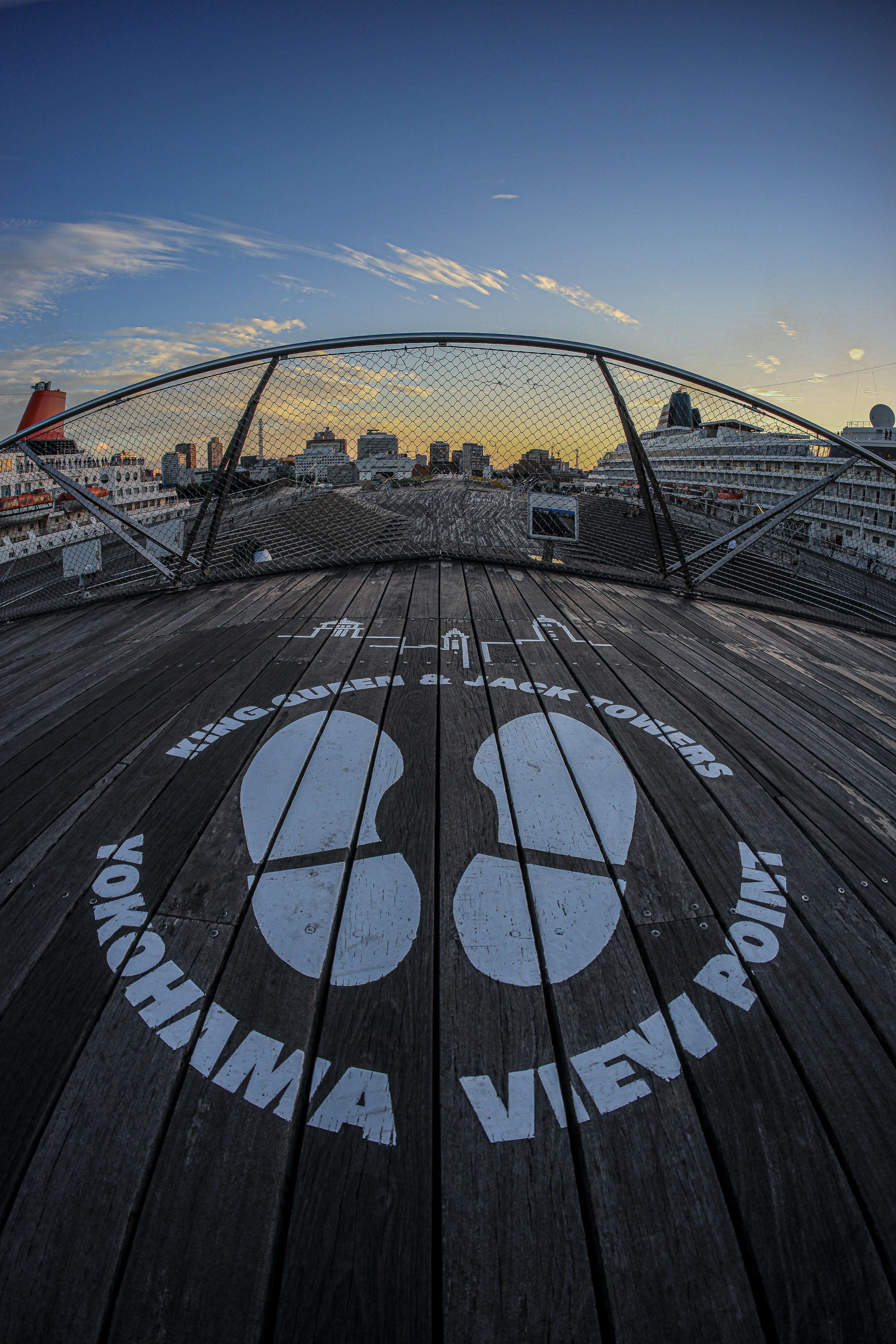 Marque de pas au sol au Yokohama View Point avec un arrière-plan de coucher de soleil