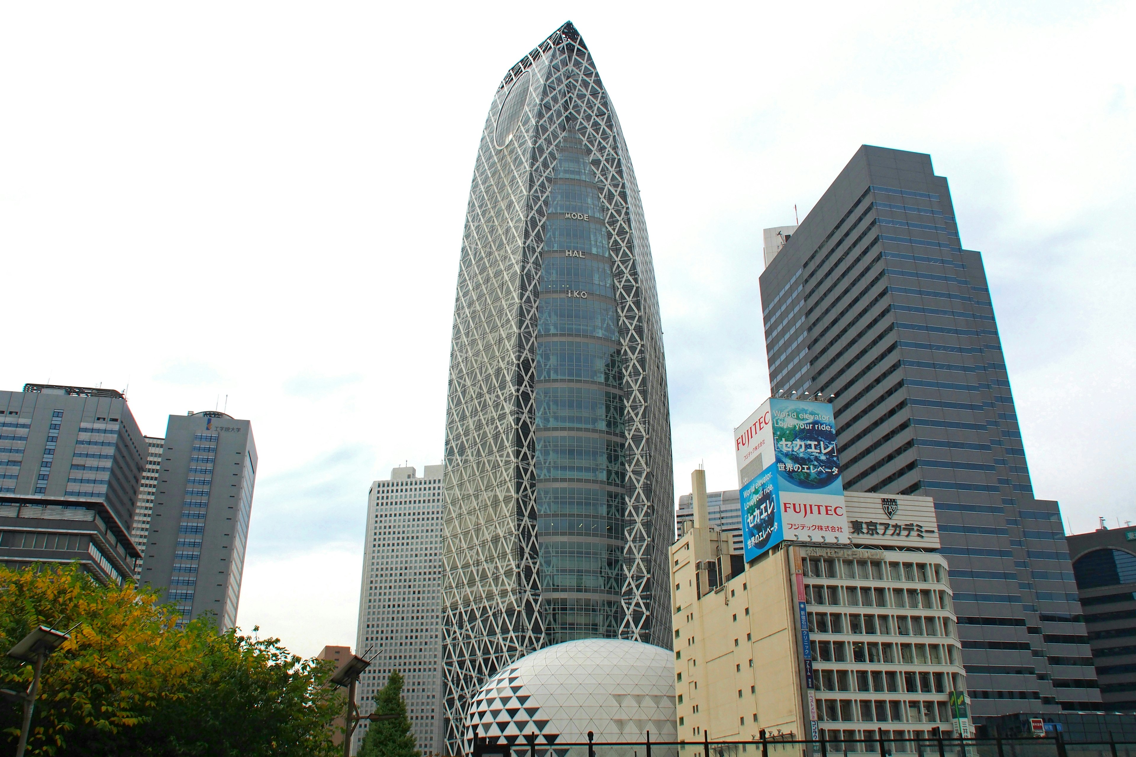 Rascacielos único en Tokio con forma distintiva y paisaje urbano