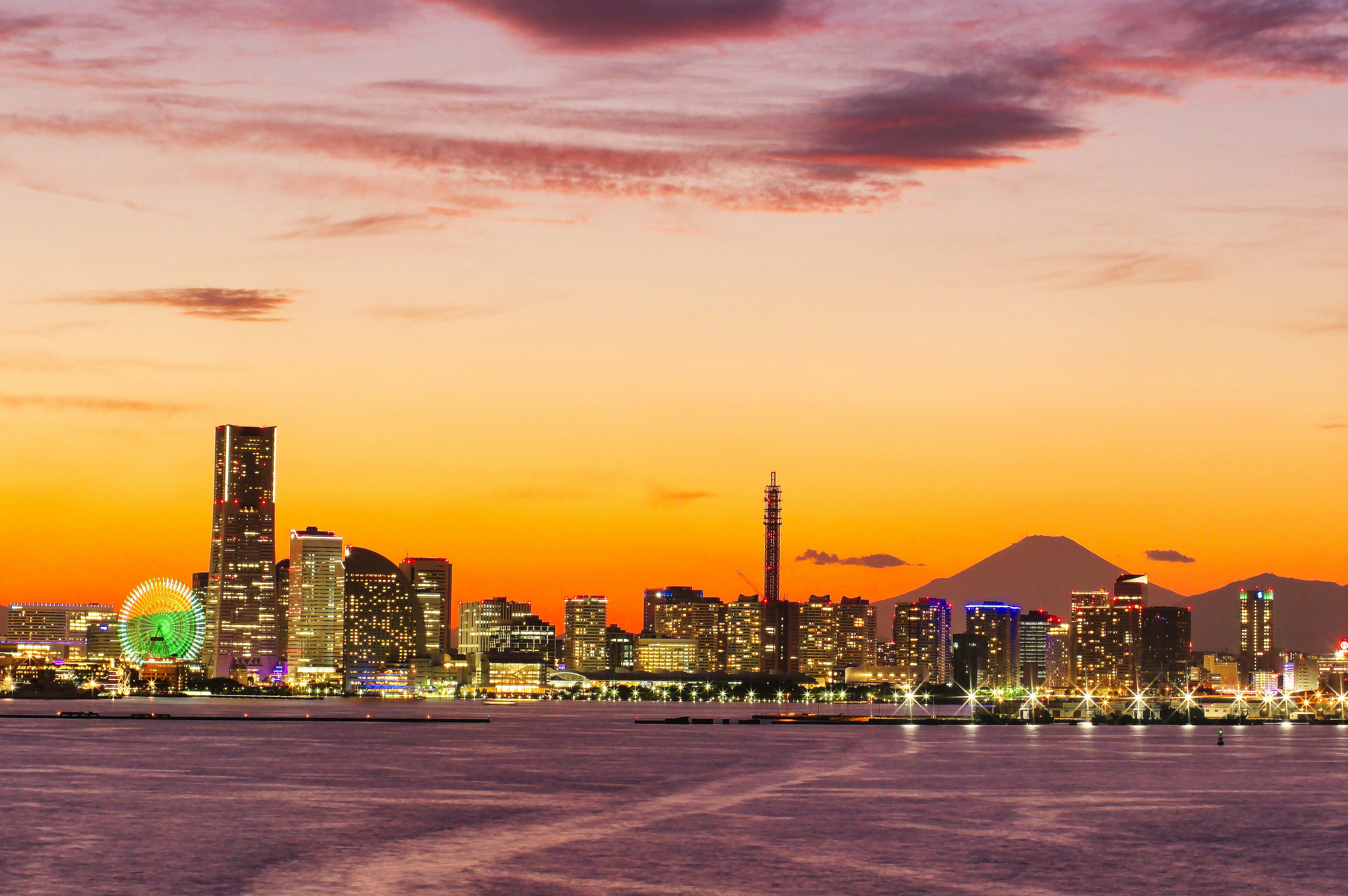 Horizonte de Yokohama al atardecer con el monte Fuji al fondo