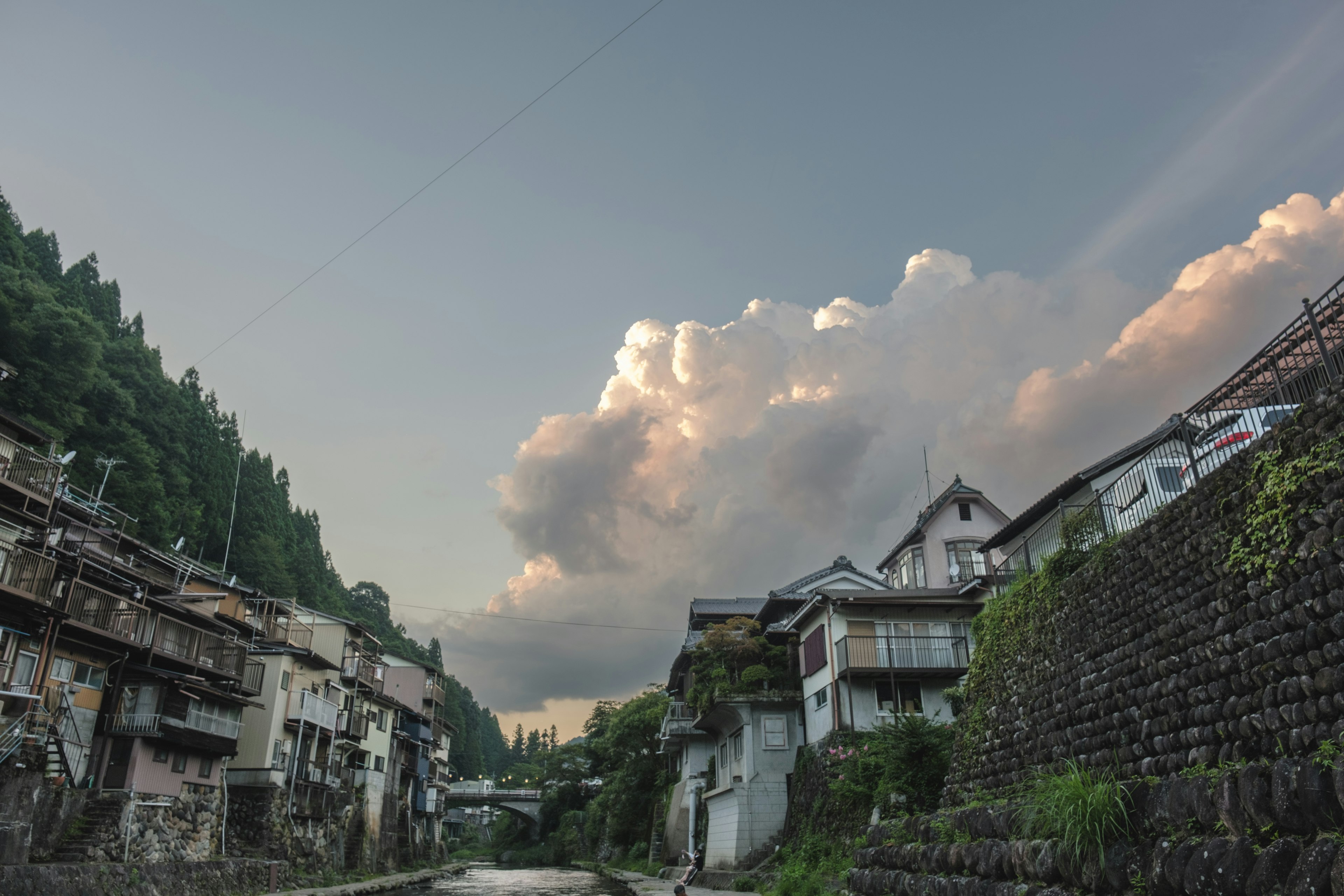 Escena de un pueblo tranquilo con edificios antiguos y nubes