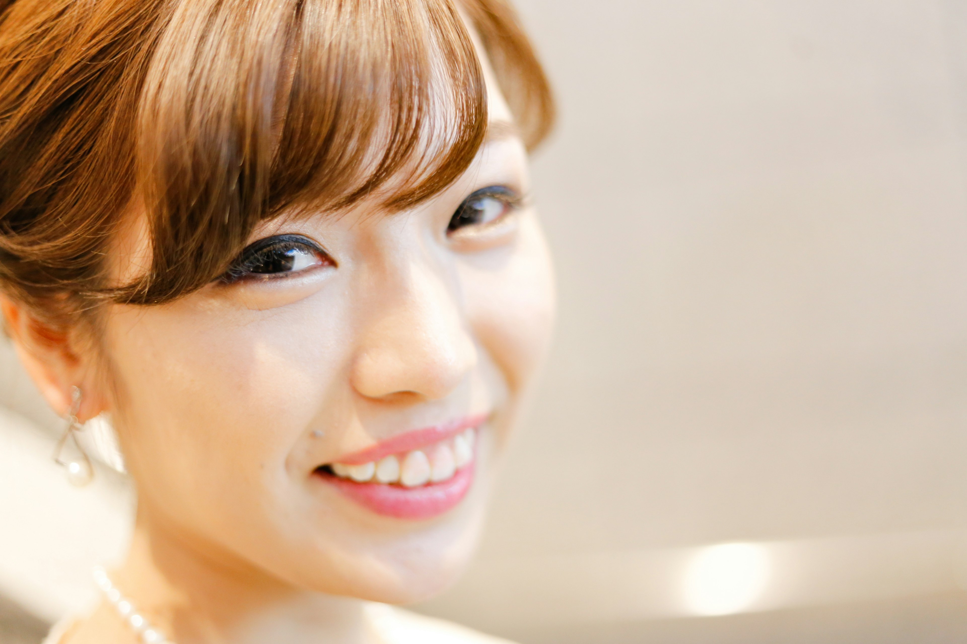 Portrait d'une femme souriante avec des cheveux bruns et une expression douce