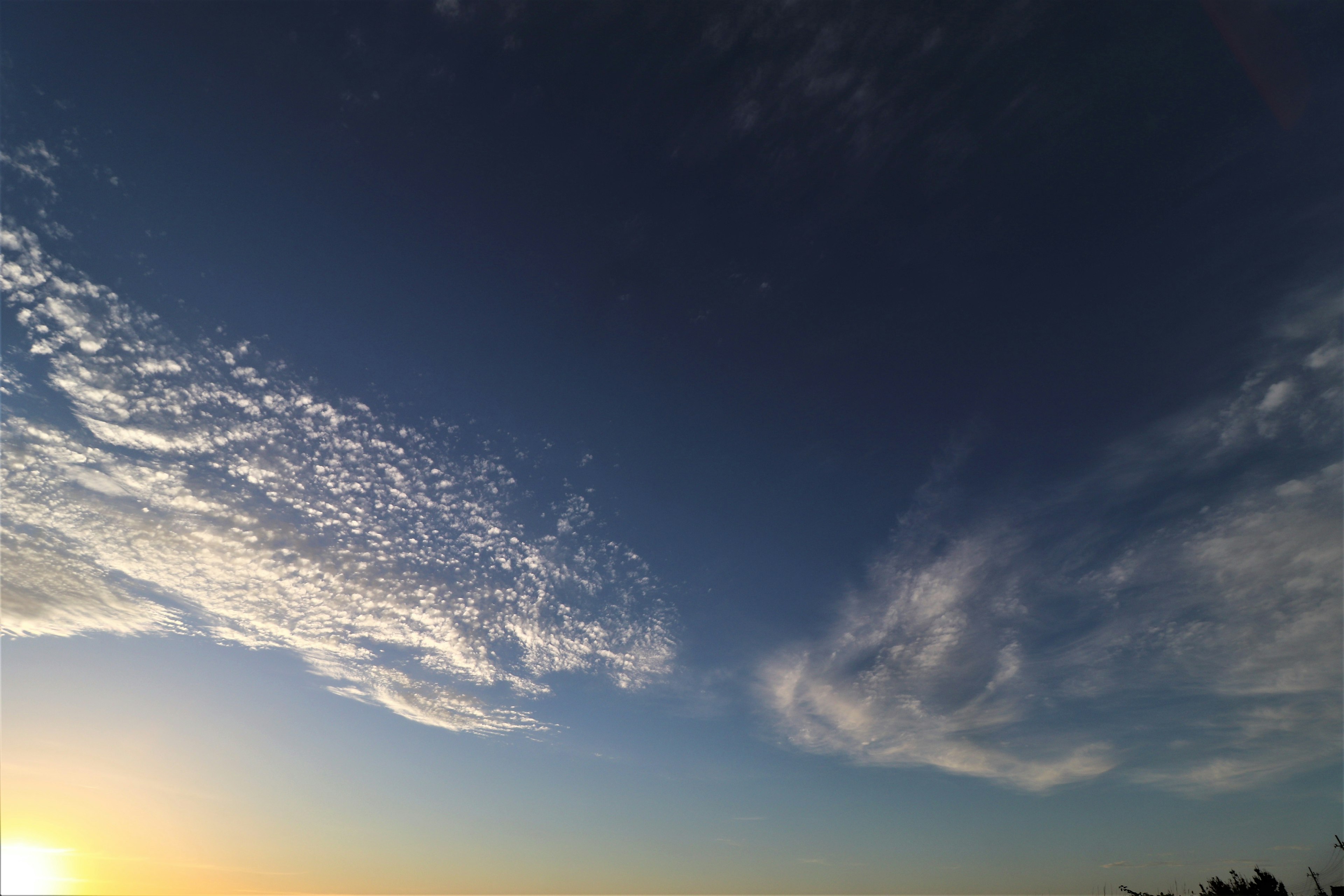 Hermoso paisaje de cielo azul y nubes con el atardecer en el horizonte