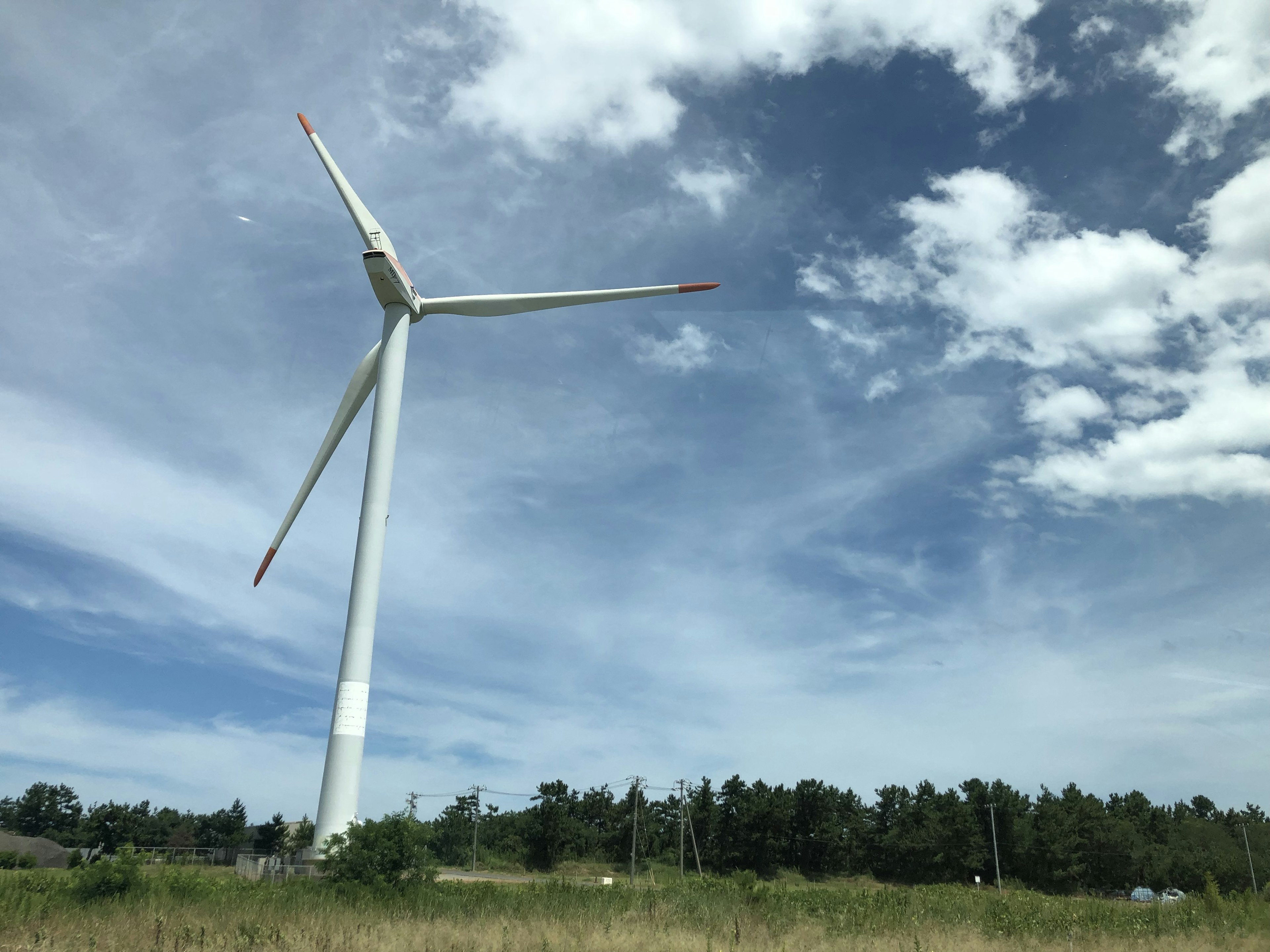 Turbina eólica de pie bajo un cielo azul