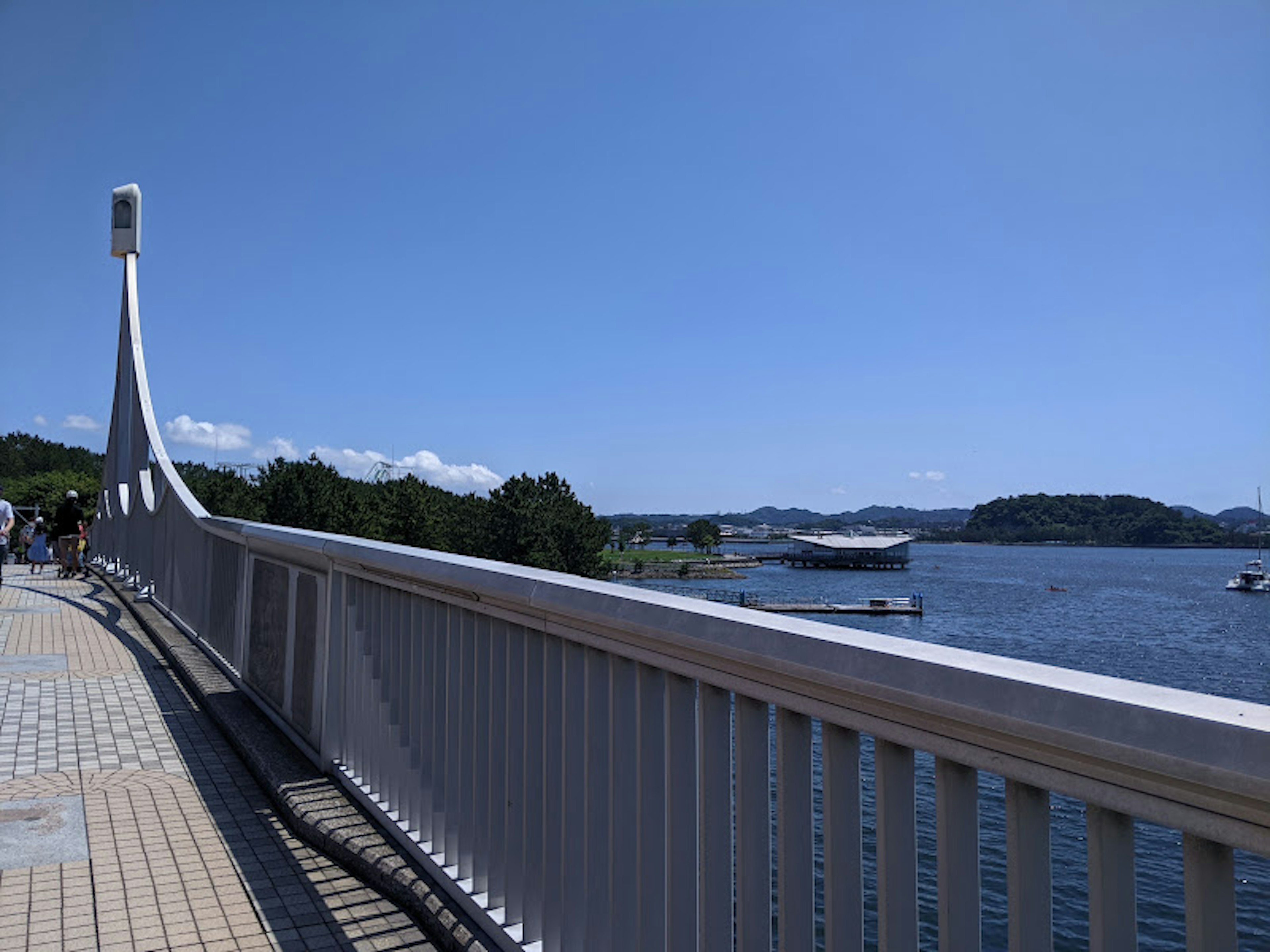 Hermoso puente bajo un cielo azul con agua tranquila