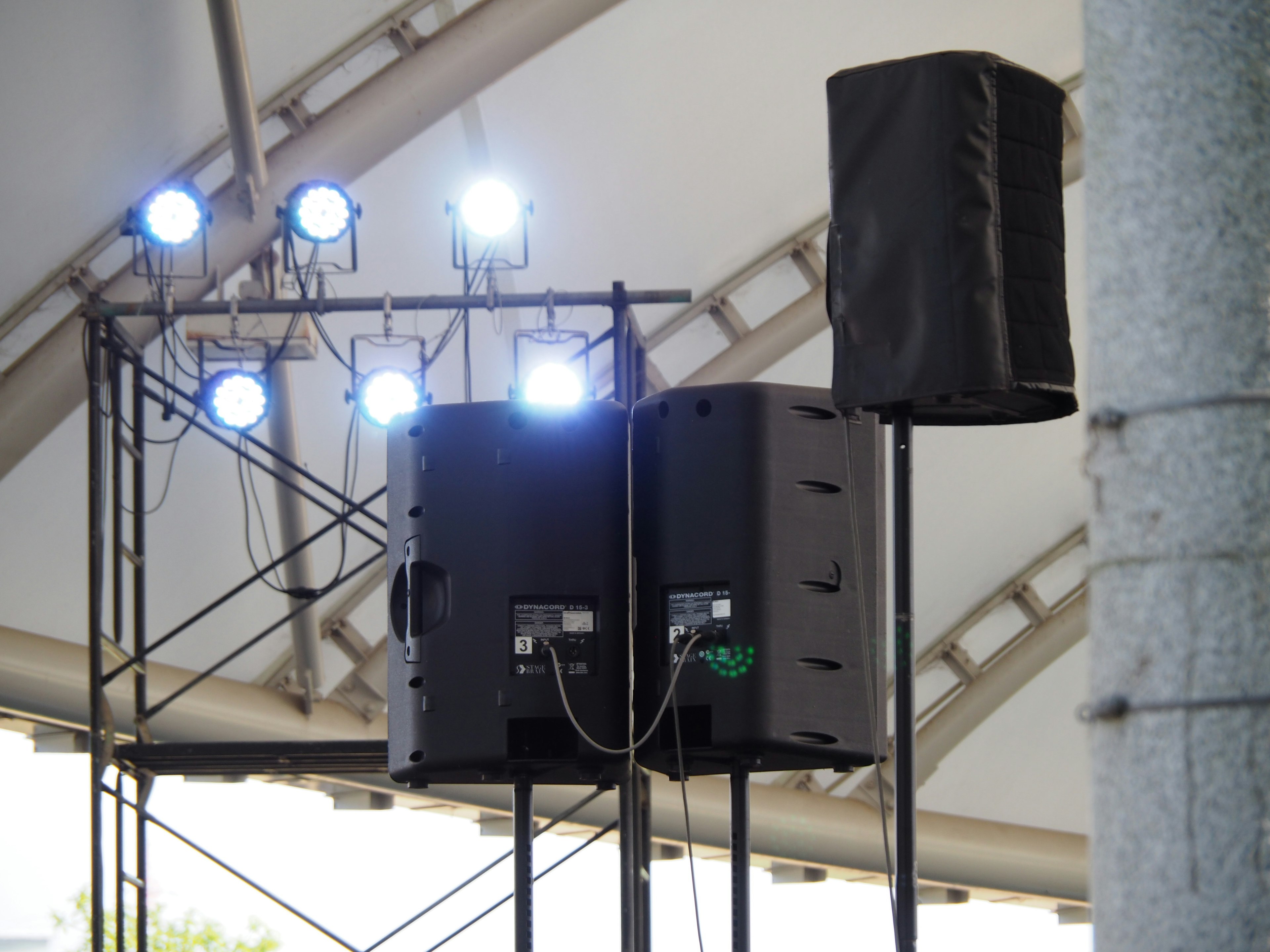 Configuración de escenario con altavoces y luces para un evento musical