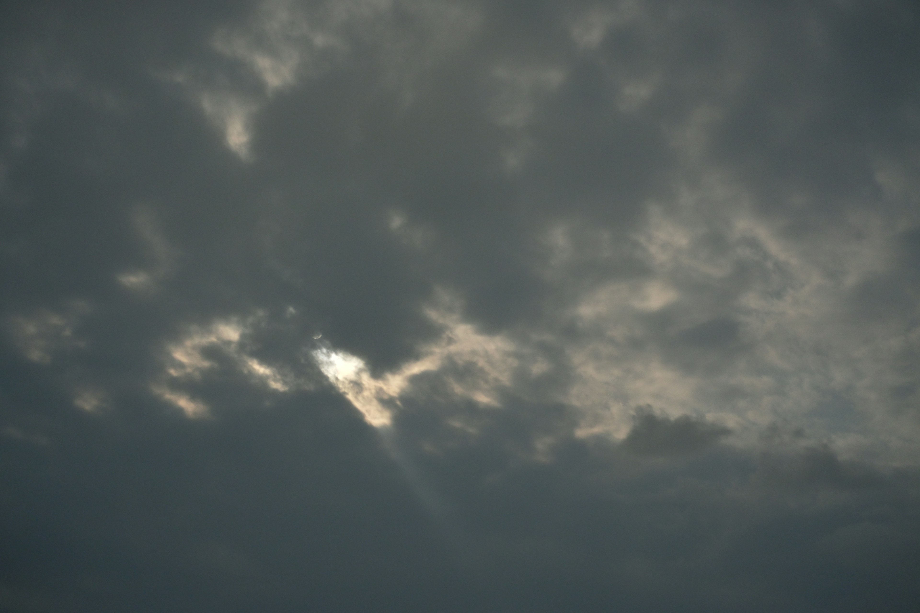 Himmel mit dunklen Wolken und Lichtstrahlen, die hindurchbrechen