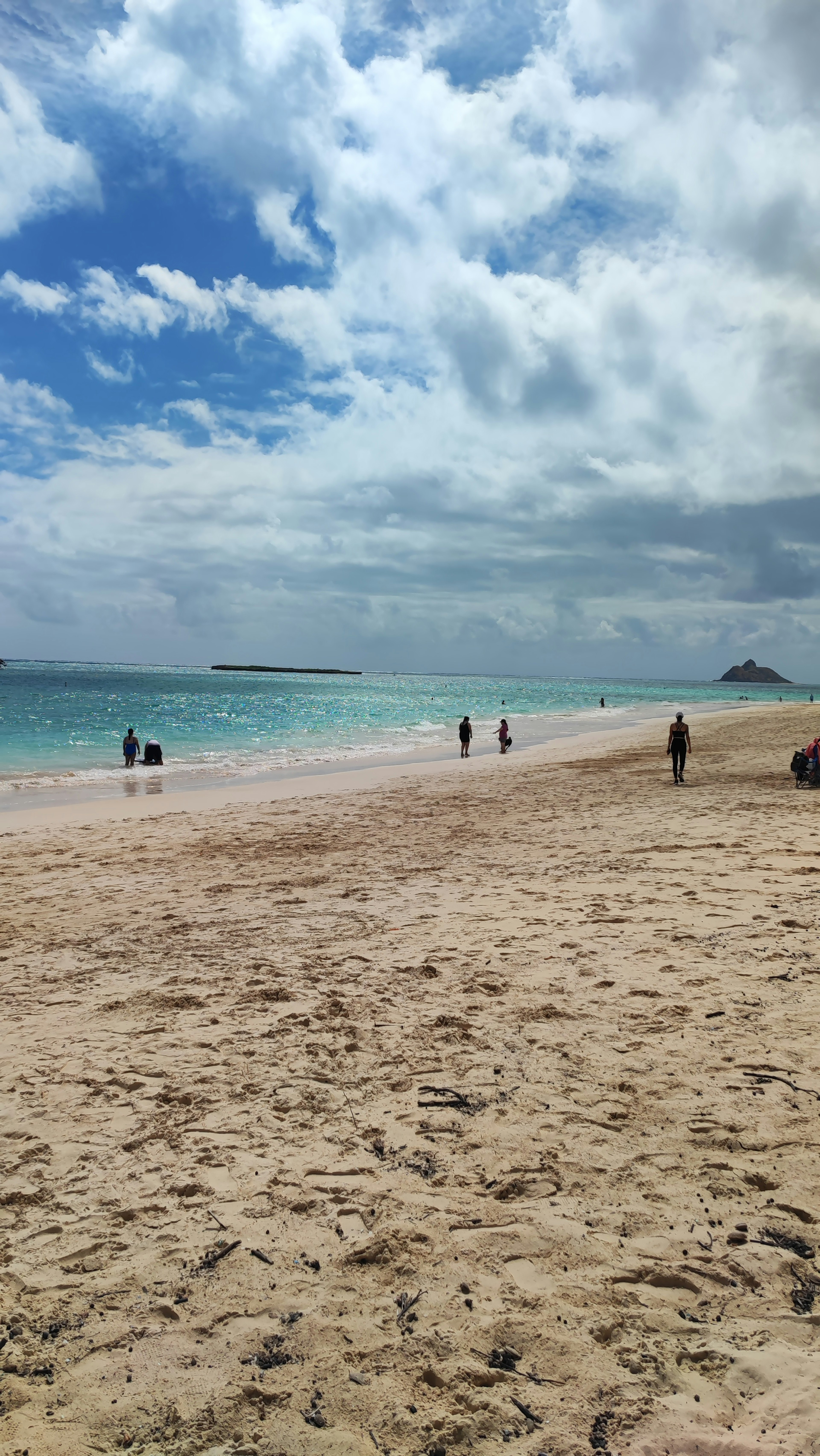 ทิวทัศน์ชายหาดที่สวยงามพร้อมท้องฟ้าสีฟ้าและเมฆกระจาย