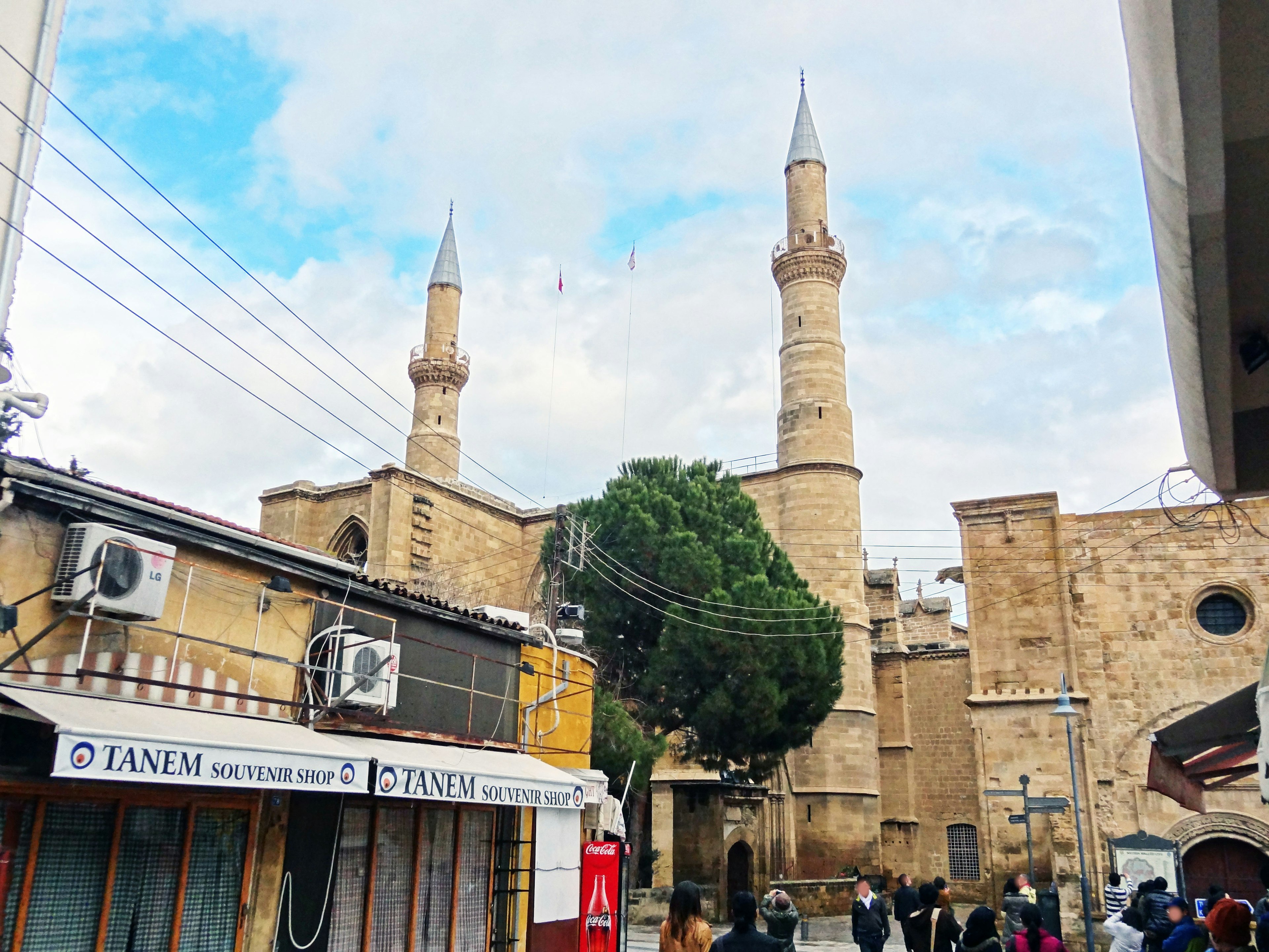 Bâtiments historiques avec deux minarets visibles dans une rue de la ville