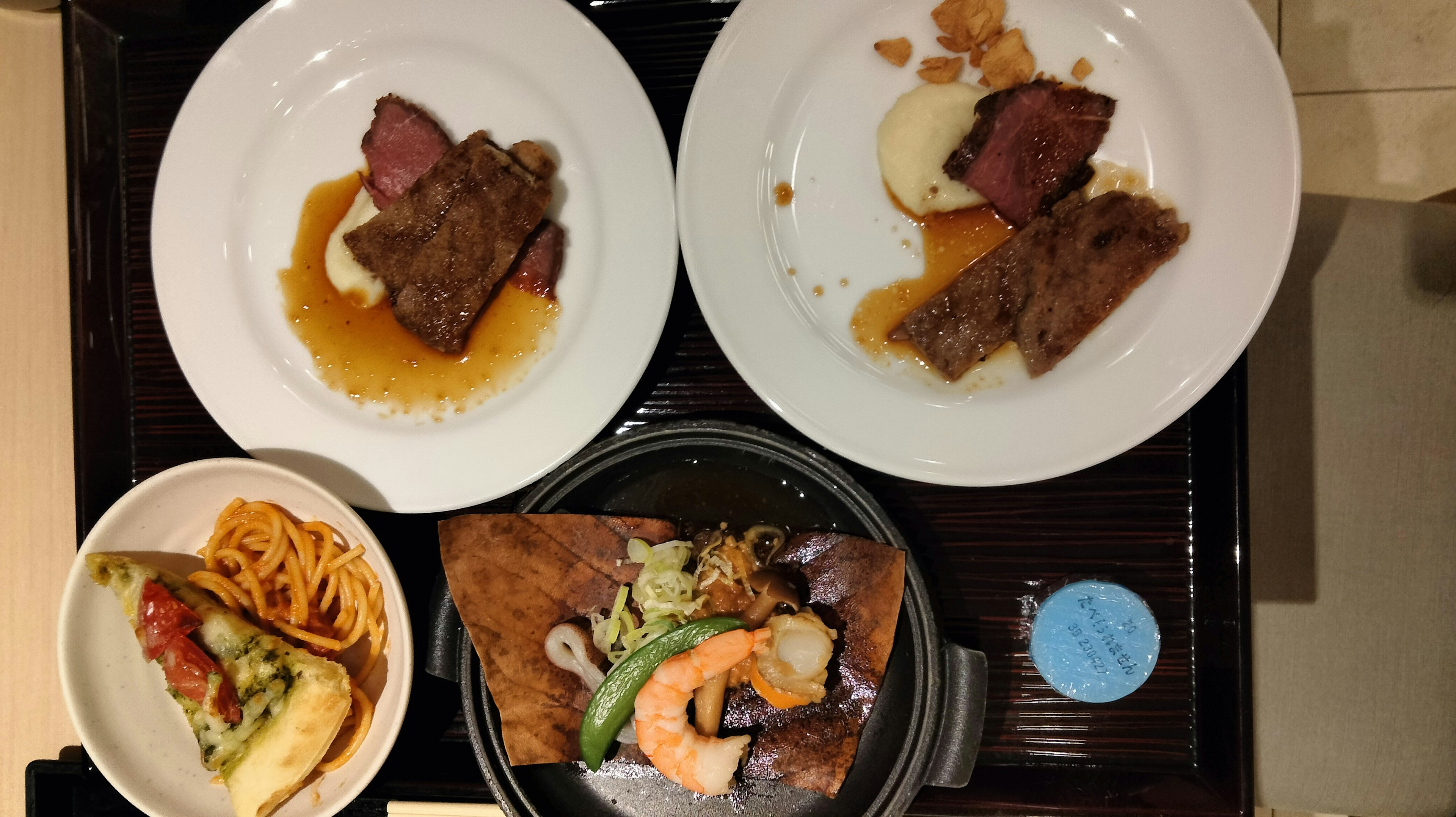 Tres platos de comida deliciosa bien presentados con platos de carne puré de patatas y ensalada