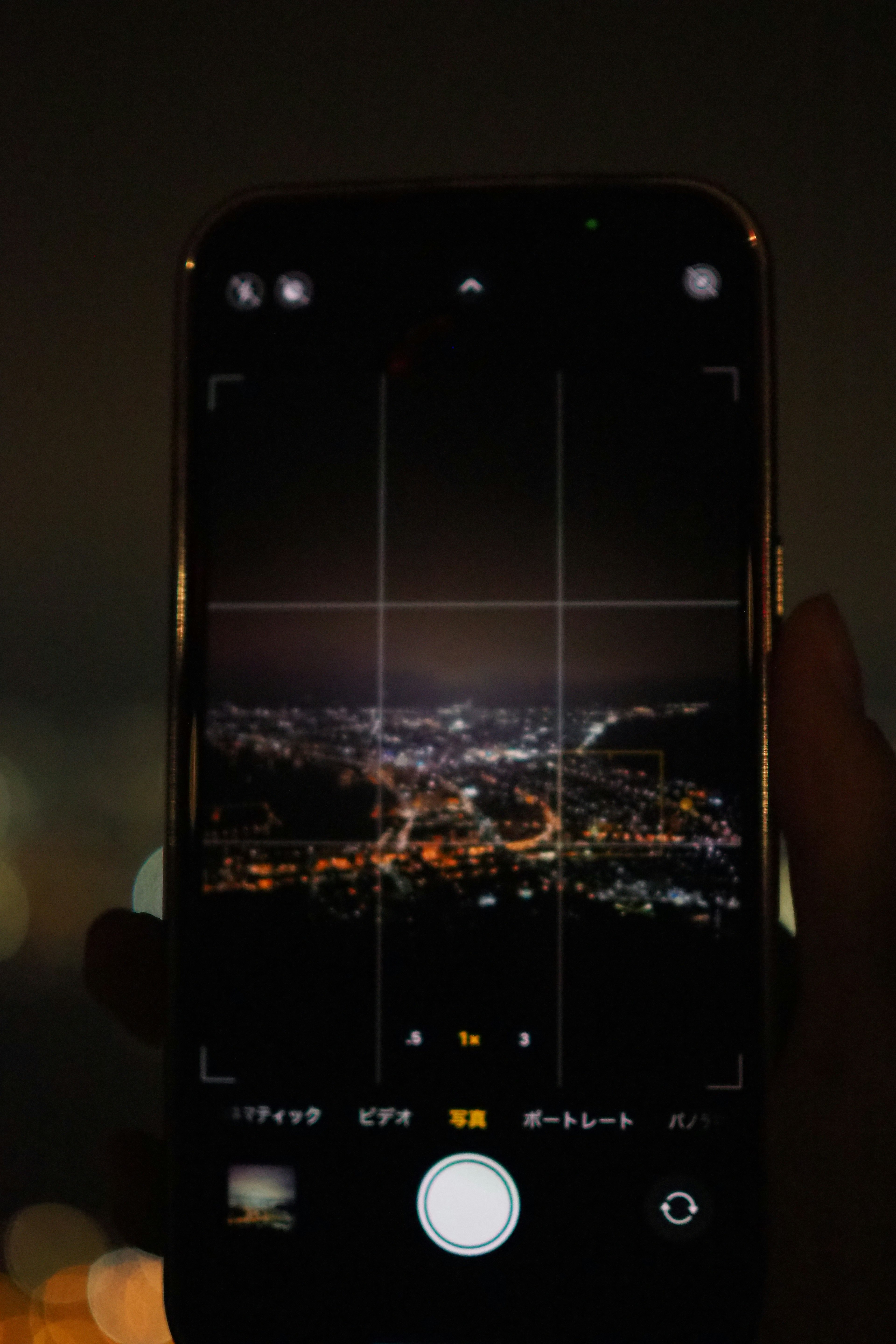 Pantalla de la aplicación de cámara de un smartphone capturando una vista nocturna