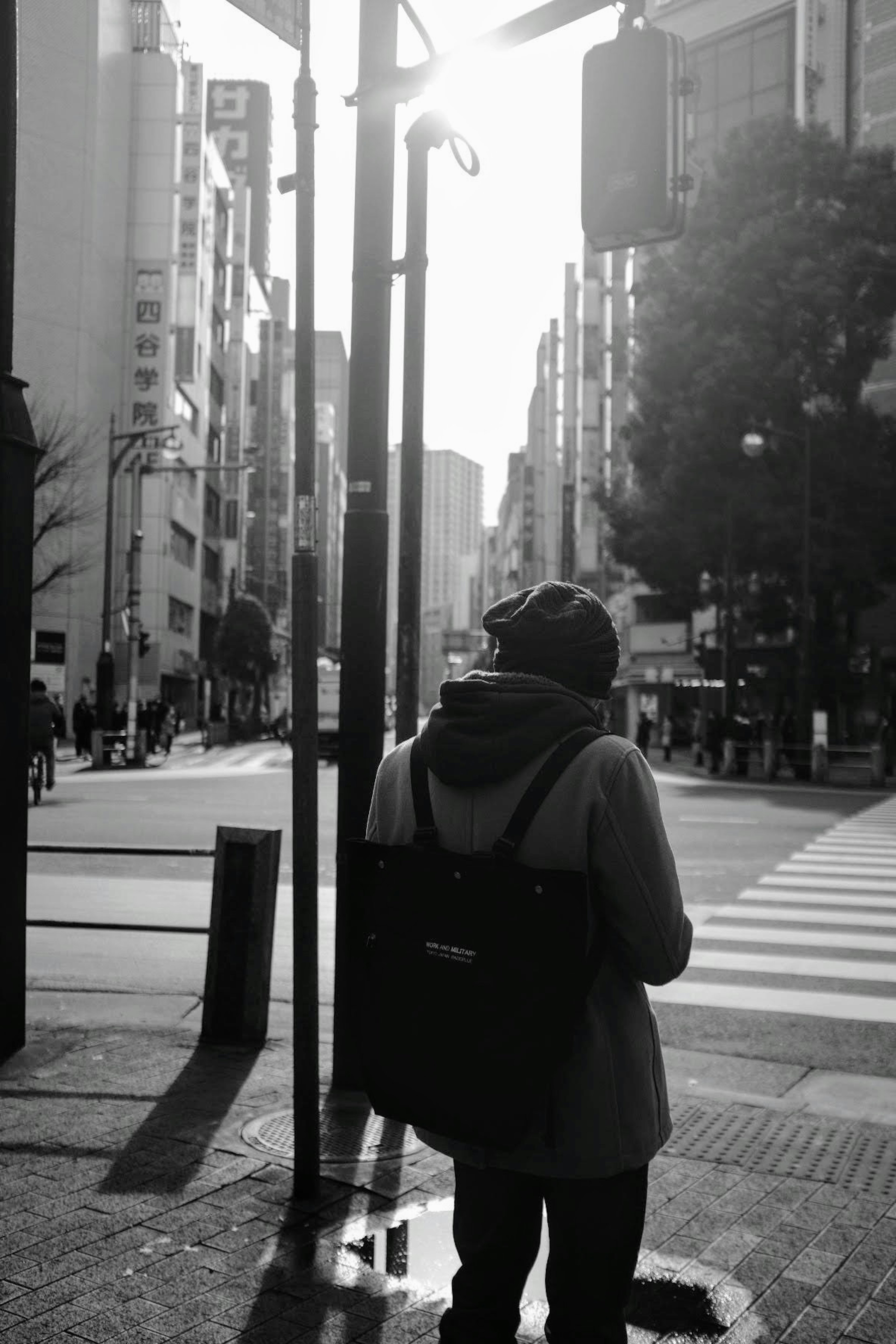 Person von hinten in einer monochromen Stadtlandschaft Licht des Nachmittags