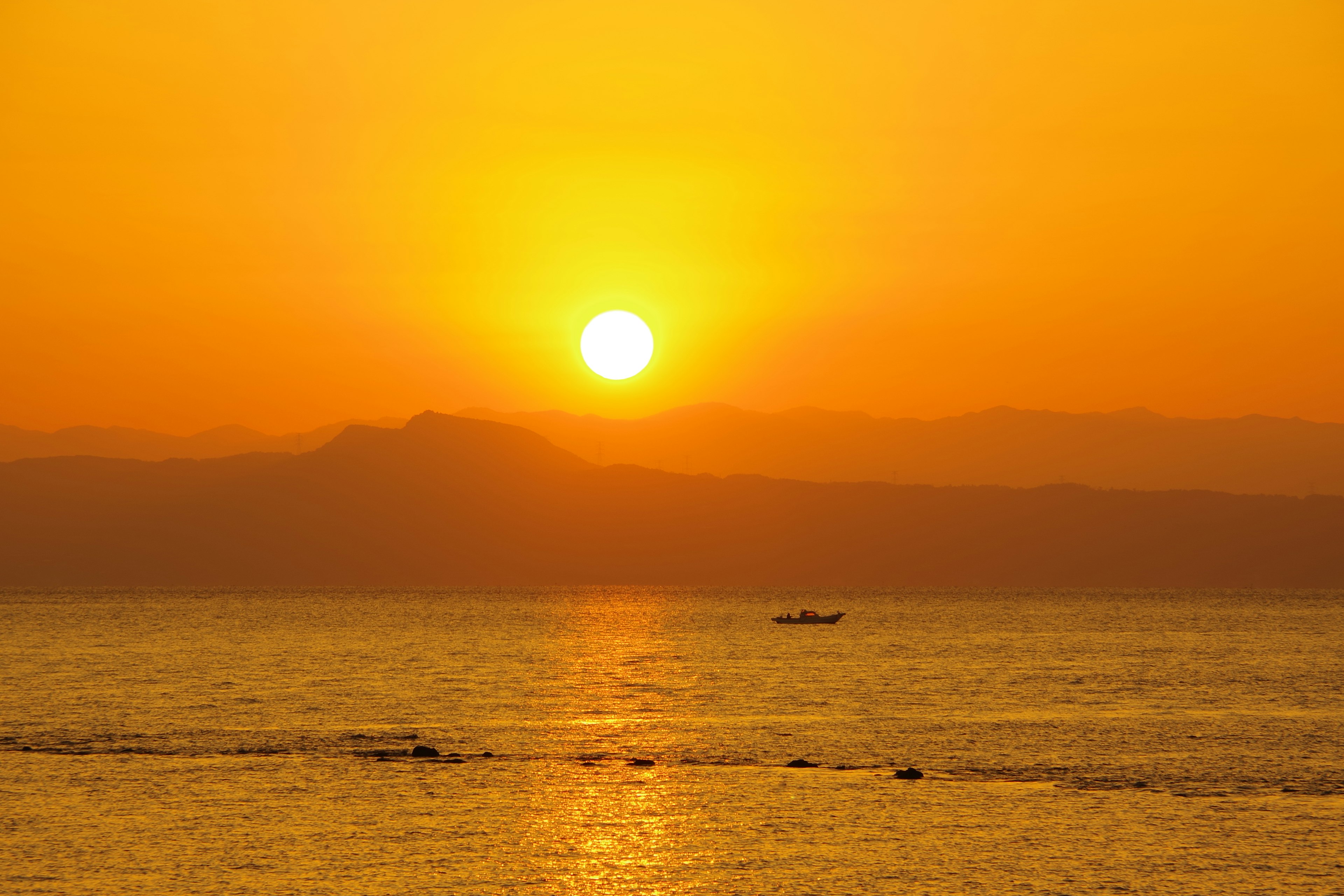 夕日が海に沈む美しい風景