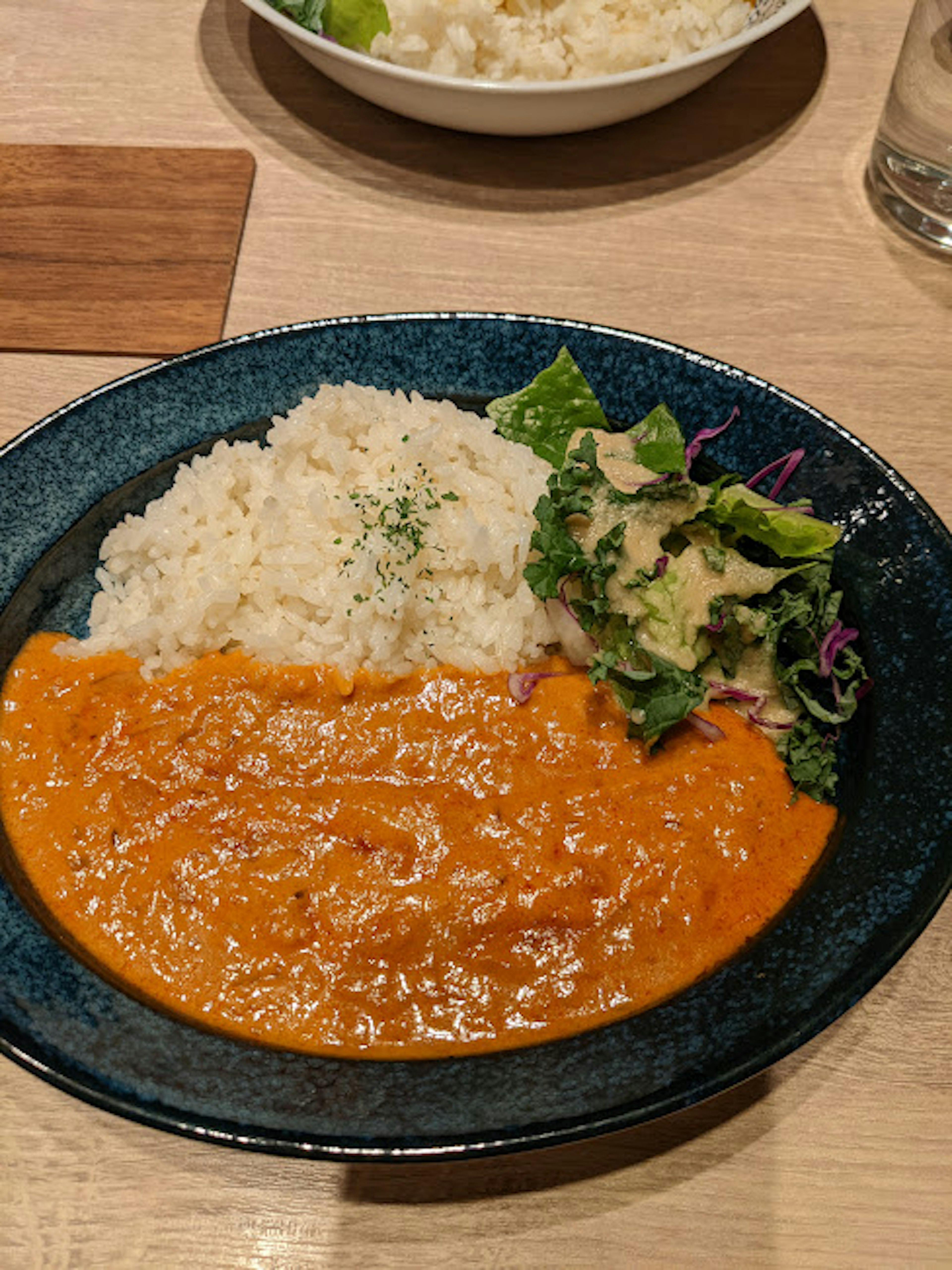 Presentazione di curry delizioso con riso e insalata