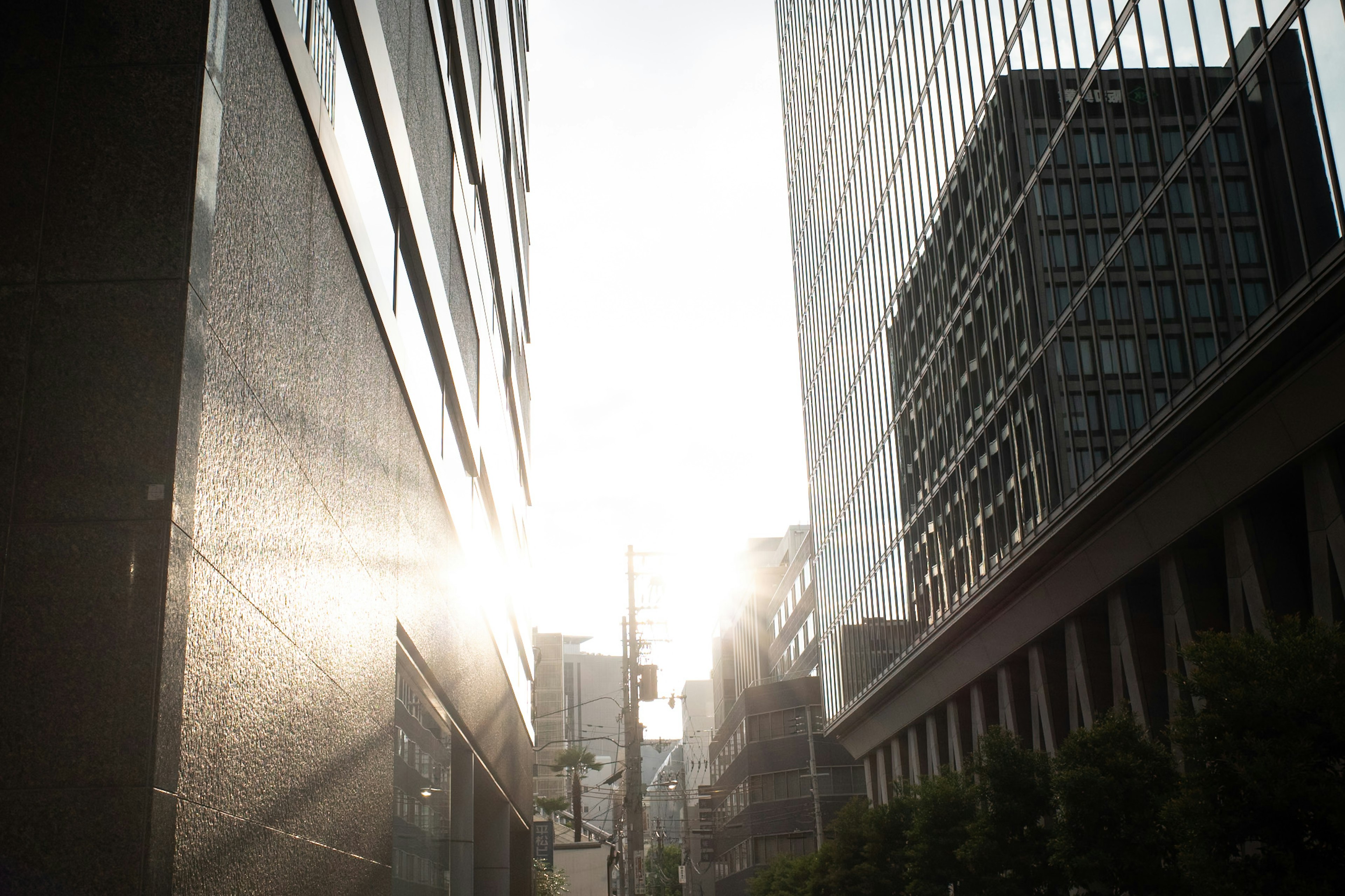 Licht, das zwischen städtischen Gebäuden reflektiert