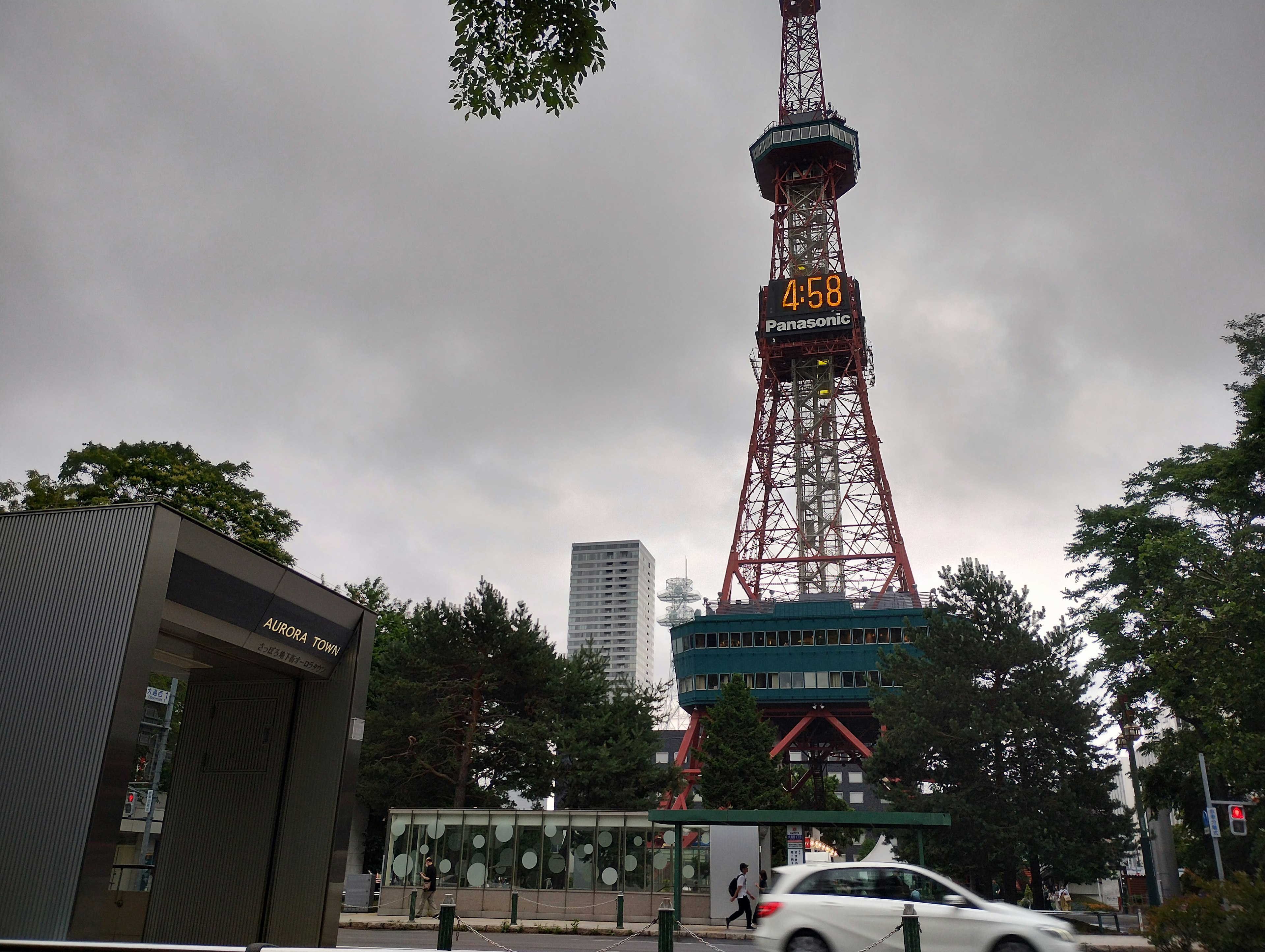 札幌电视塔矗立在阴云密布的天空下