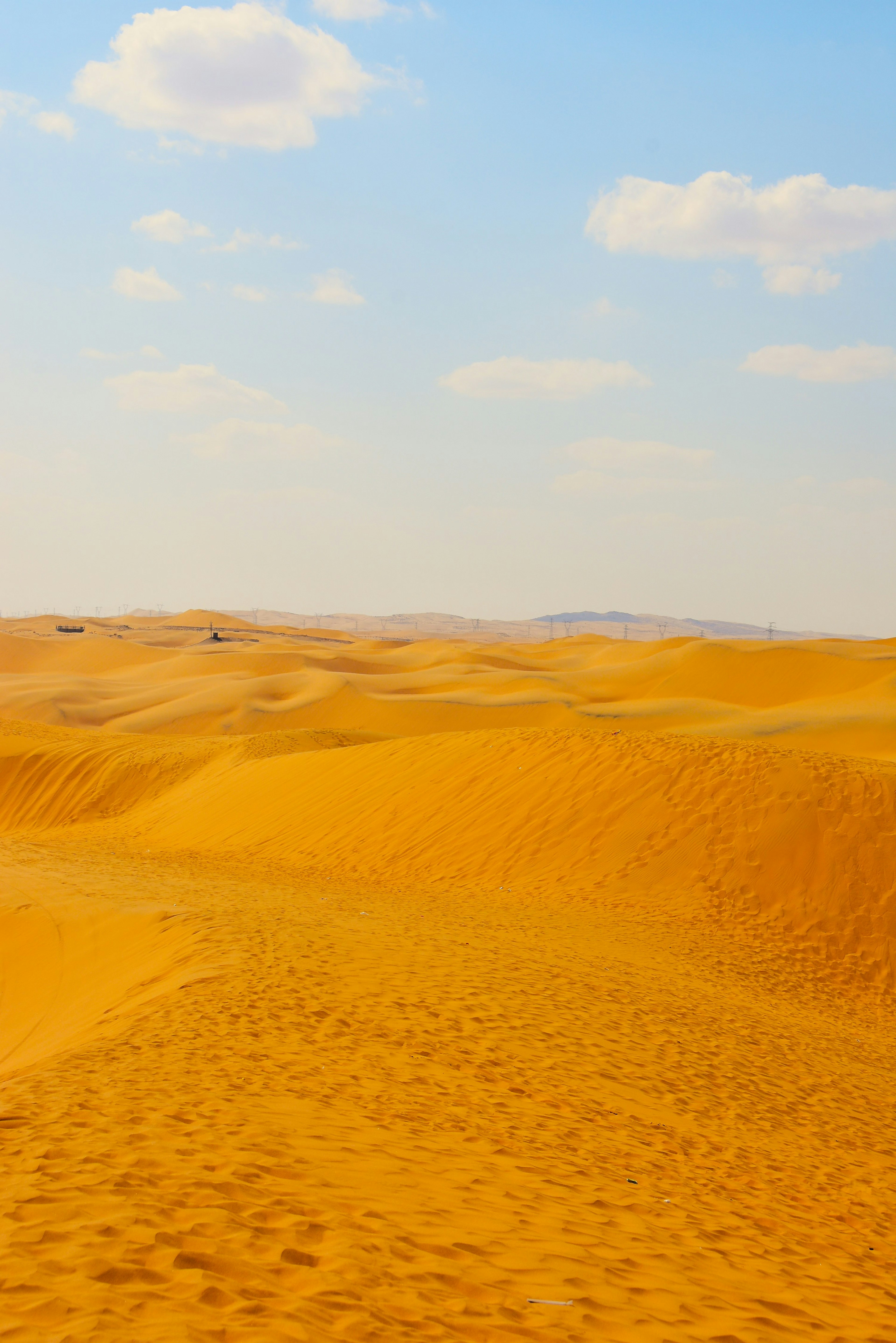 Dunes de sable expansives sous un ciel bleu