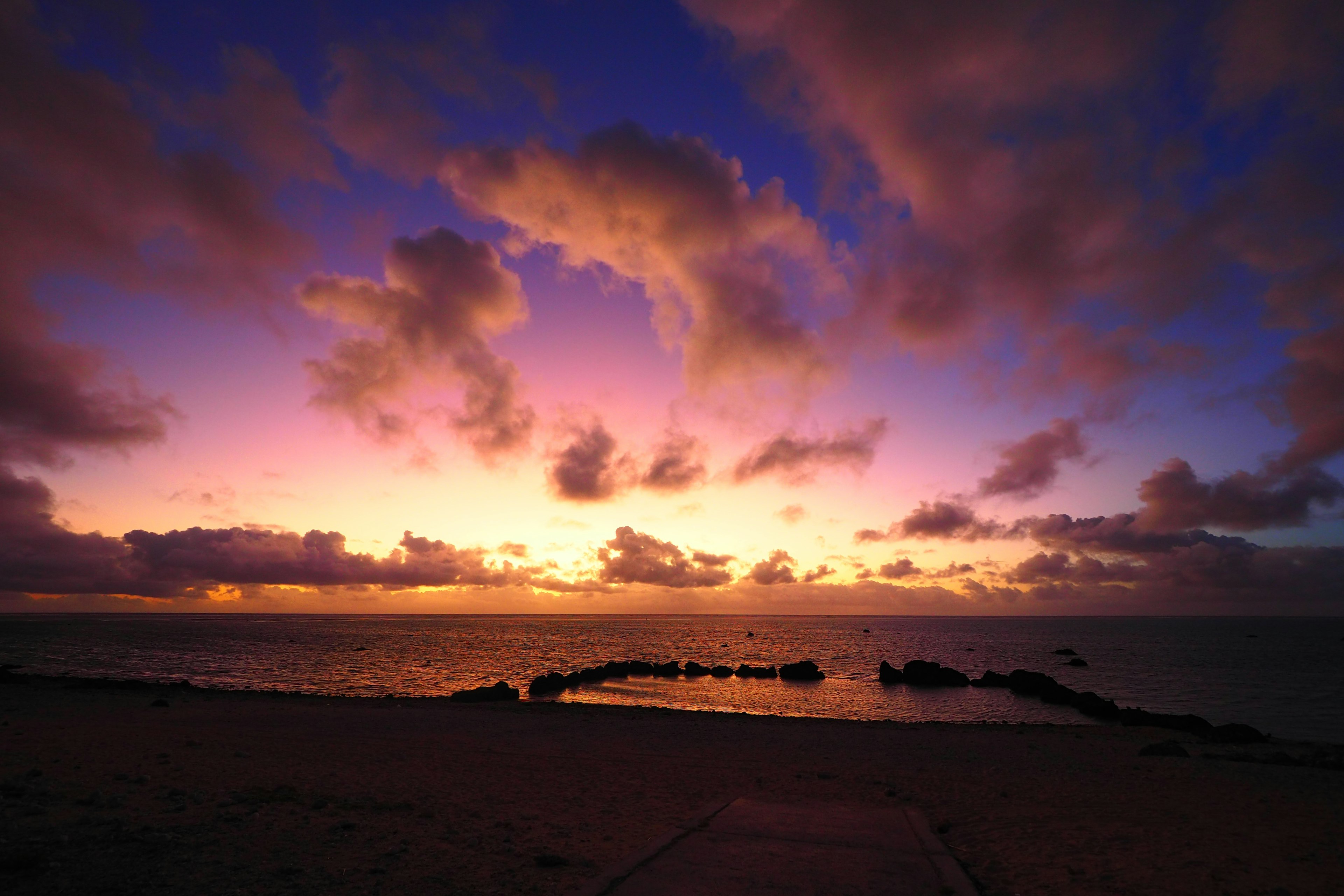 Ciel vibrant violet et orange au coucher de soleil sur la côte