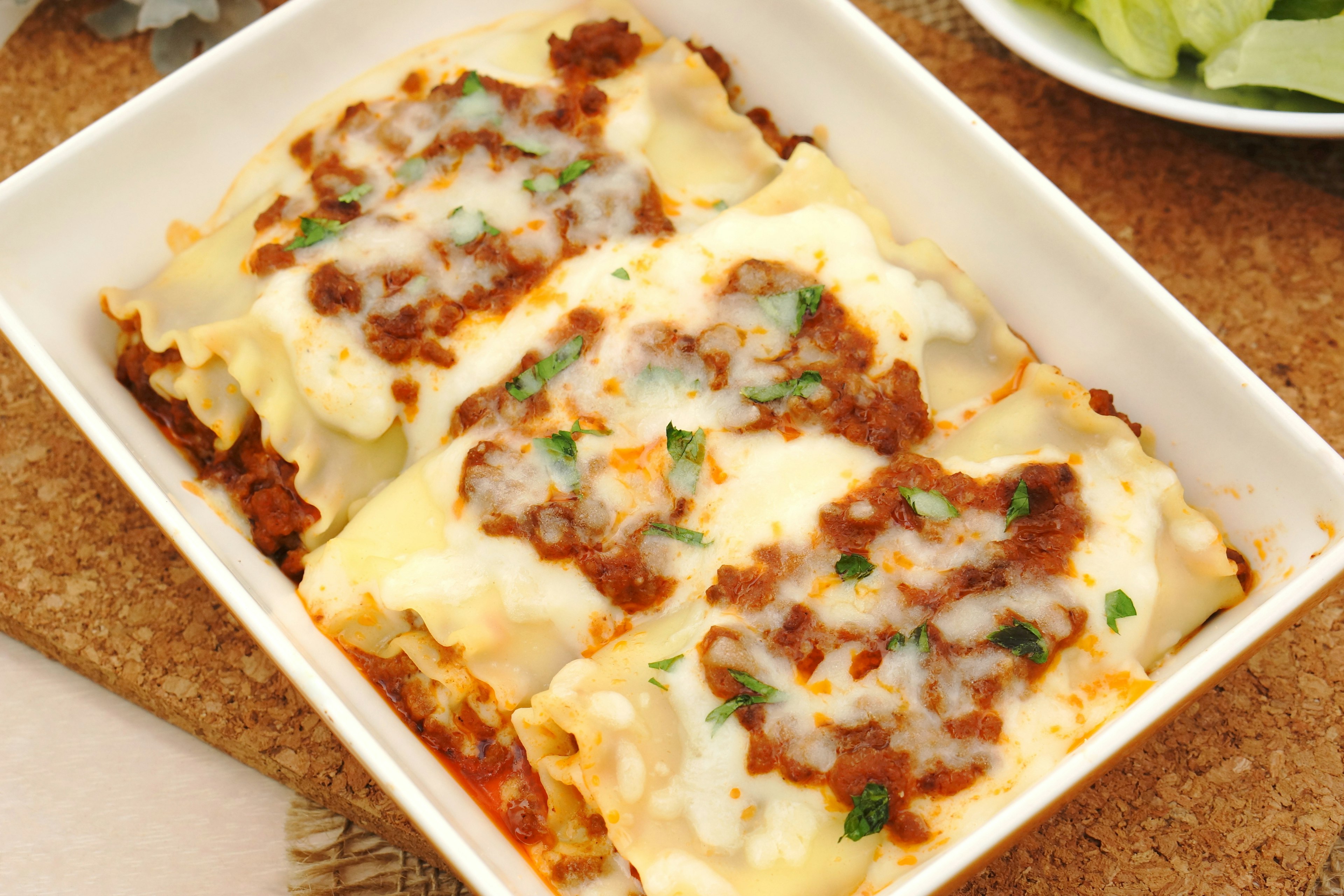 Un piatto di lasagna con formaggio e salsa di carne