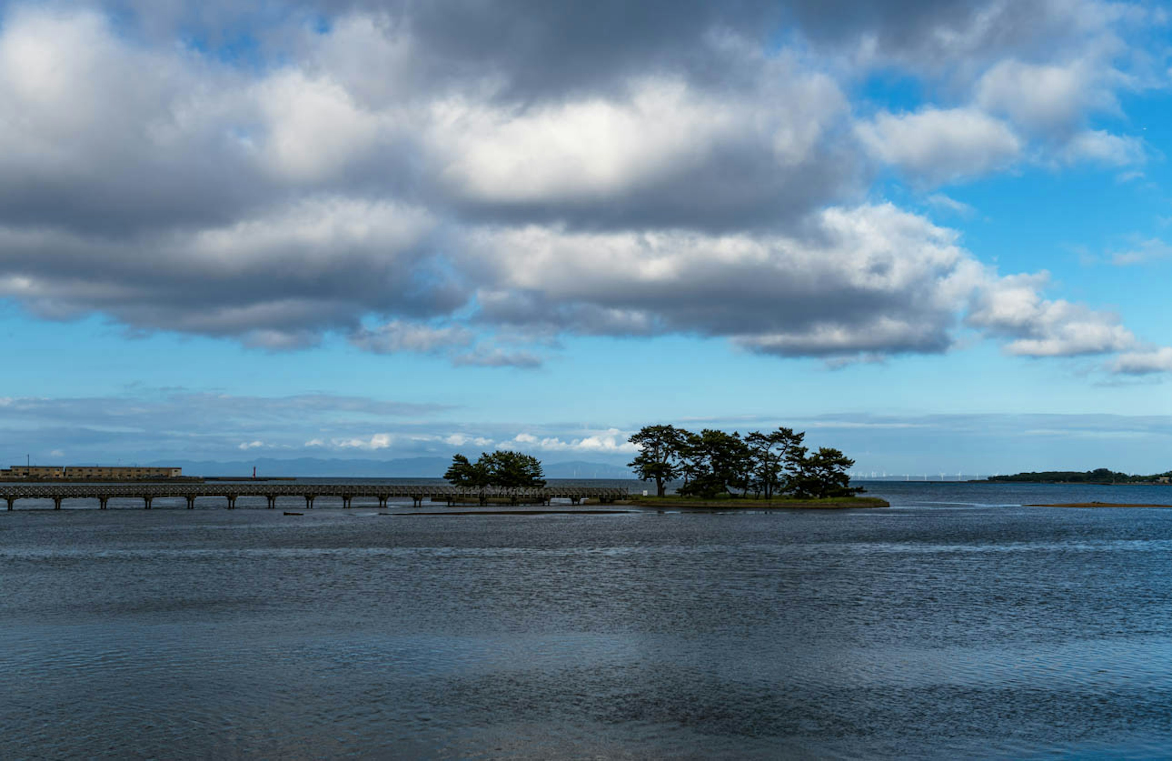 海洋風景 藍天與雲朵 有一個小島和一座橋