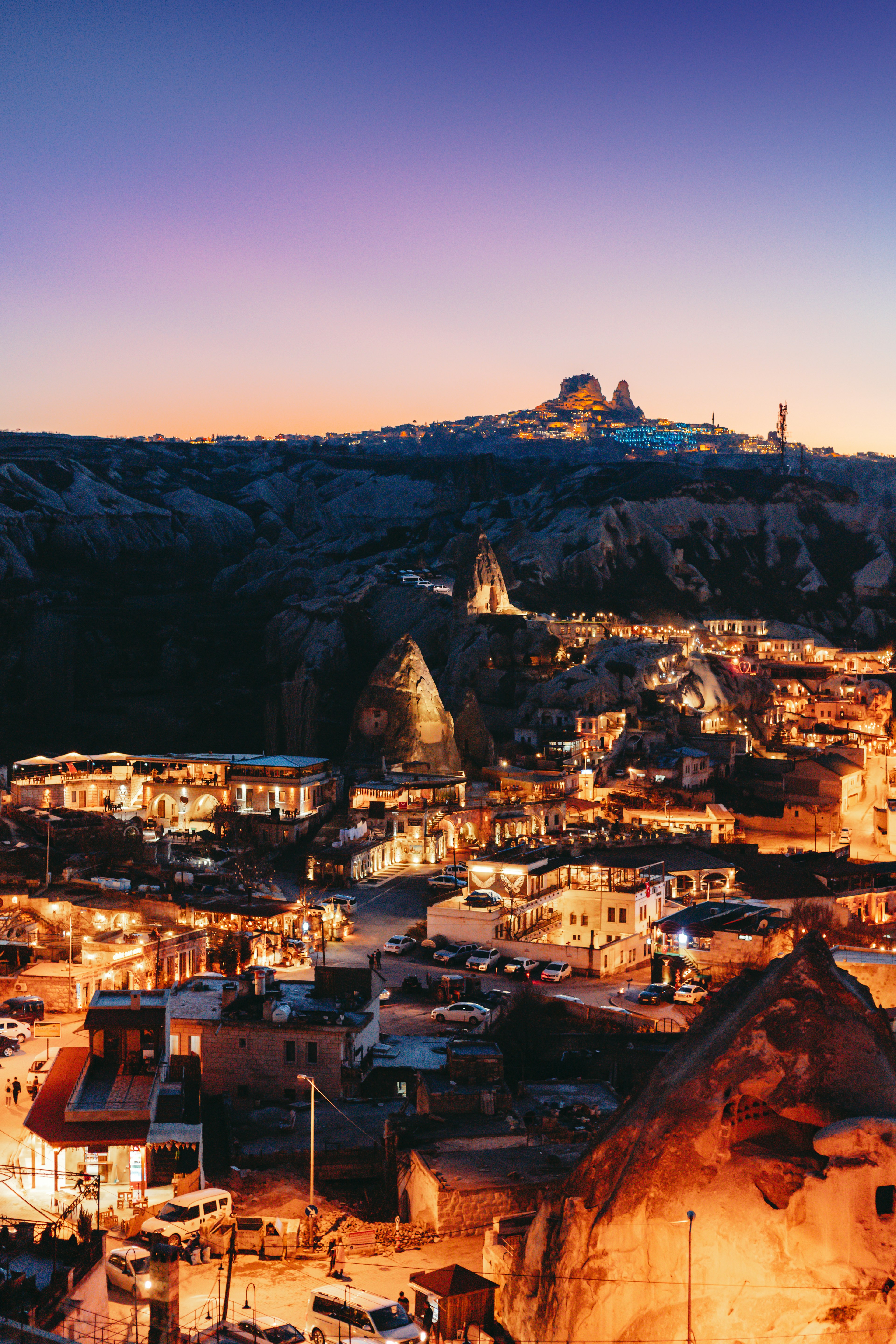 Vista al atardecer del pueblo de Capadocia con formaciones rocosas