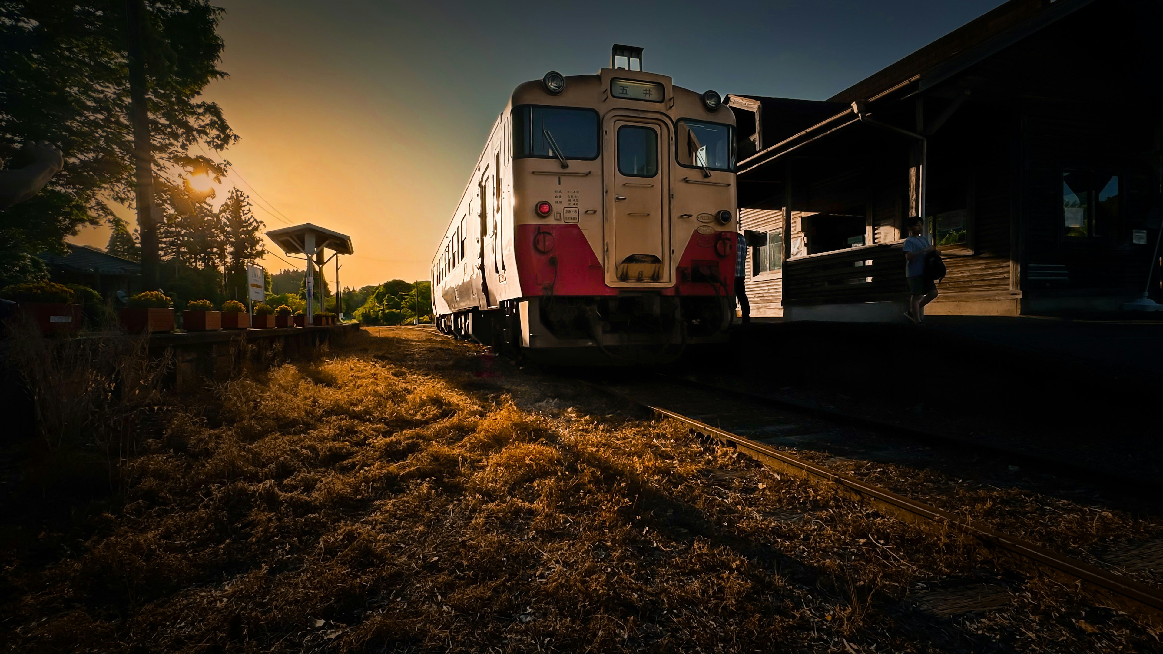 Kereta vintage di stasiun saat matahari terbenam