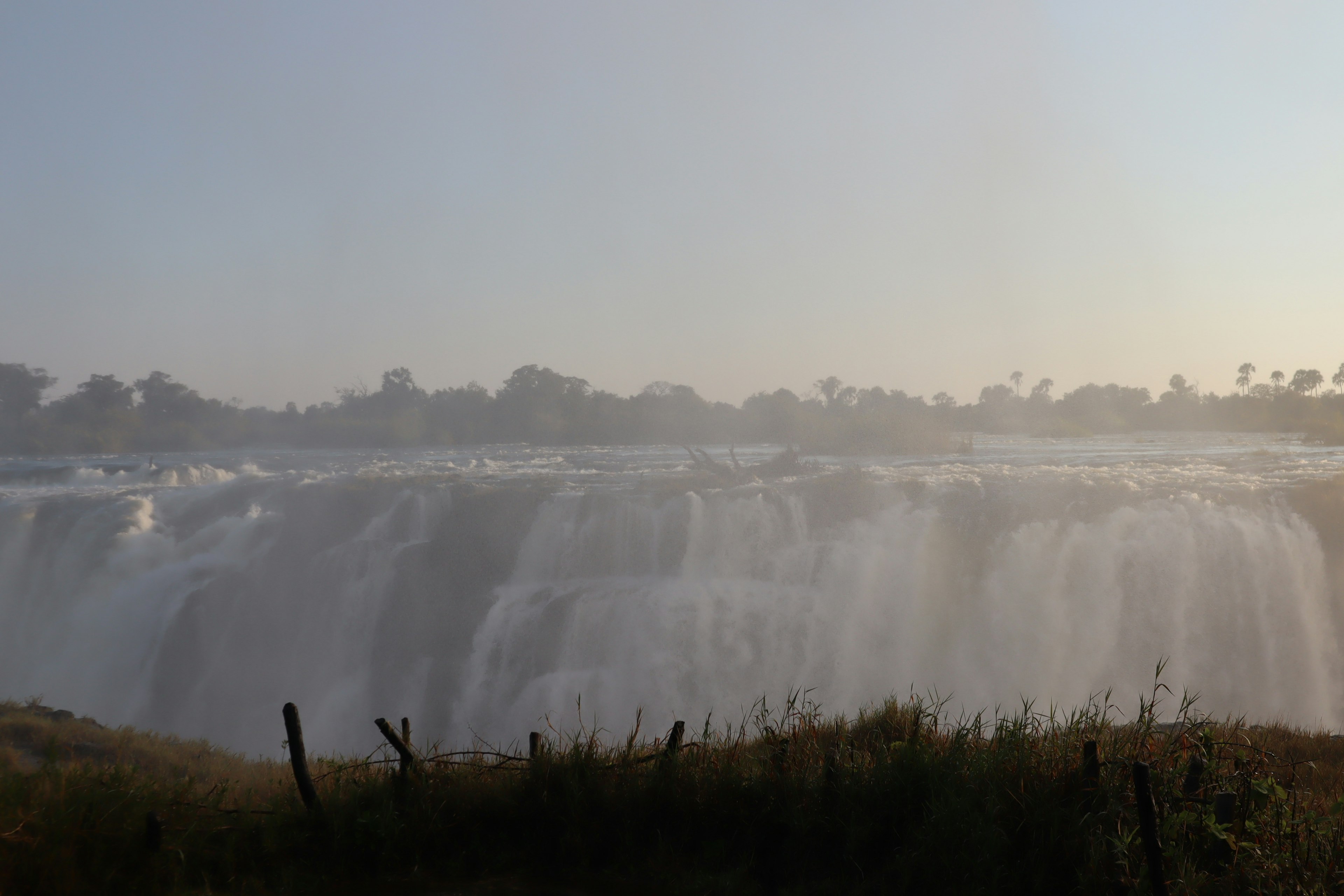 Una vista escénica de una cascada que cae en la niebla