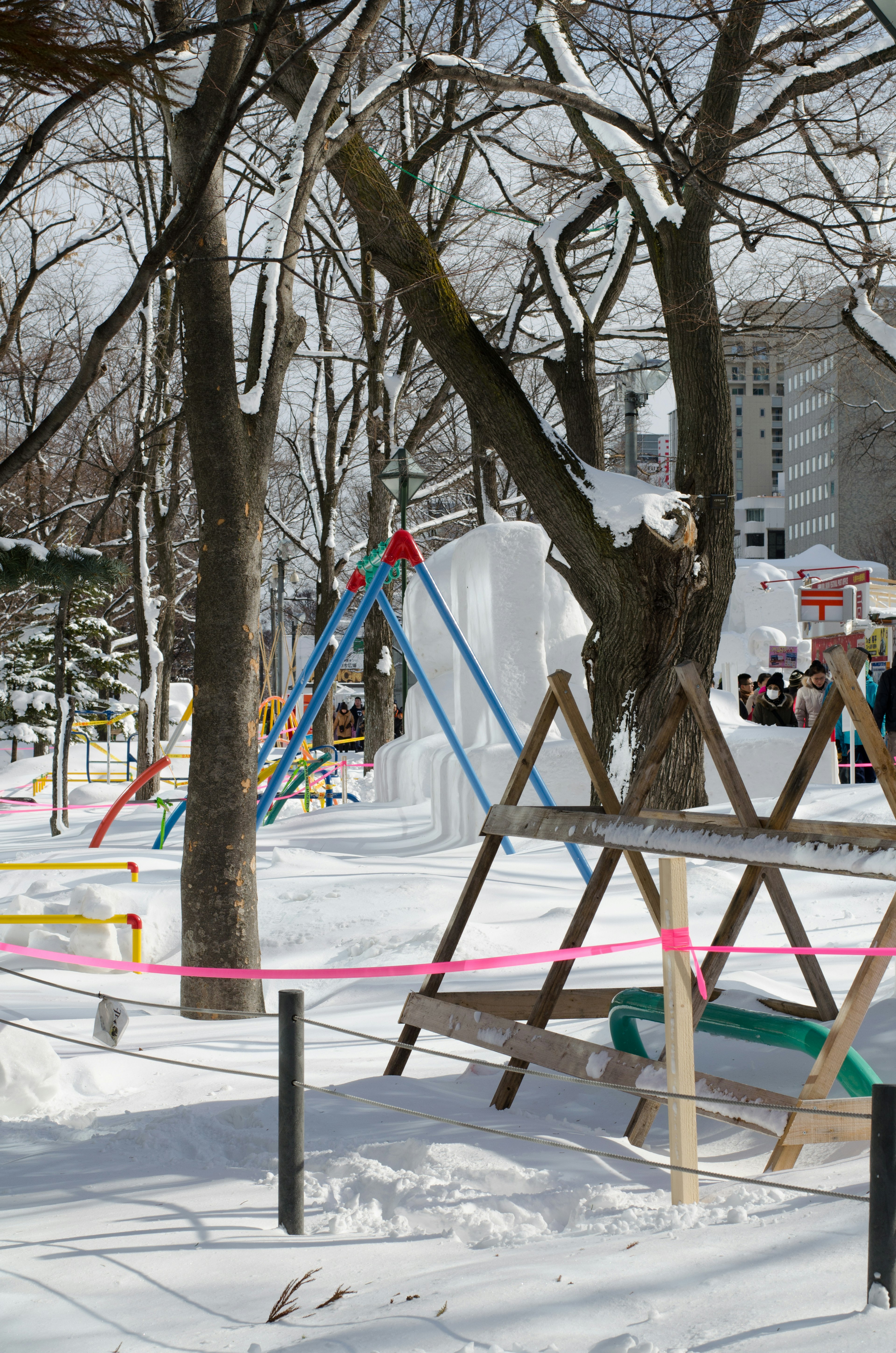 Aire de jeux enneigée avec balançoires et arbres