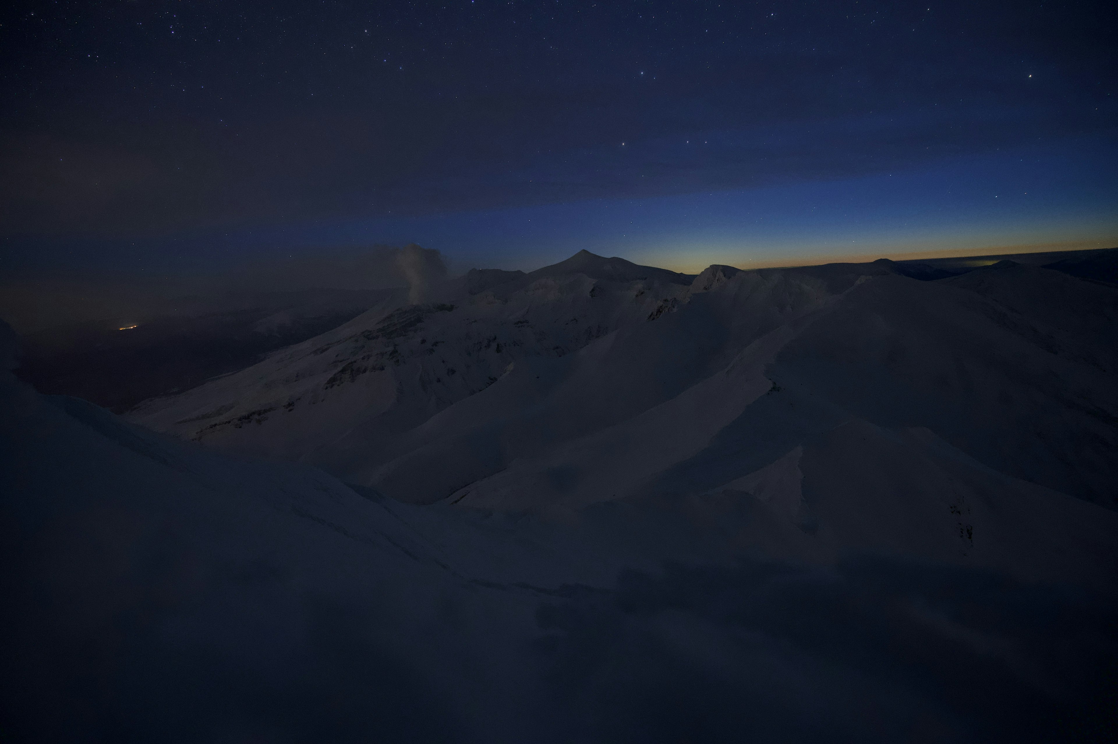 Chaîne de montagnes et paysage enneigé sous le ciel nocturne