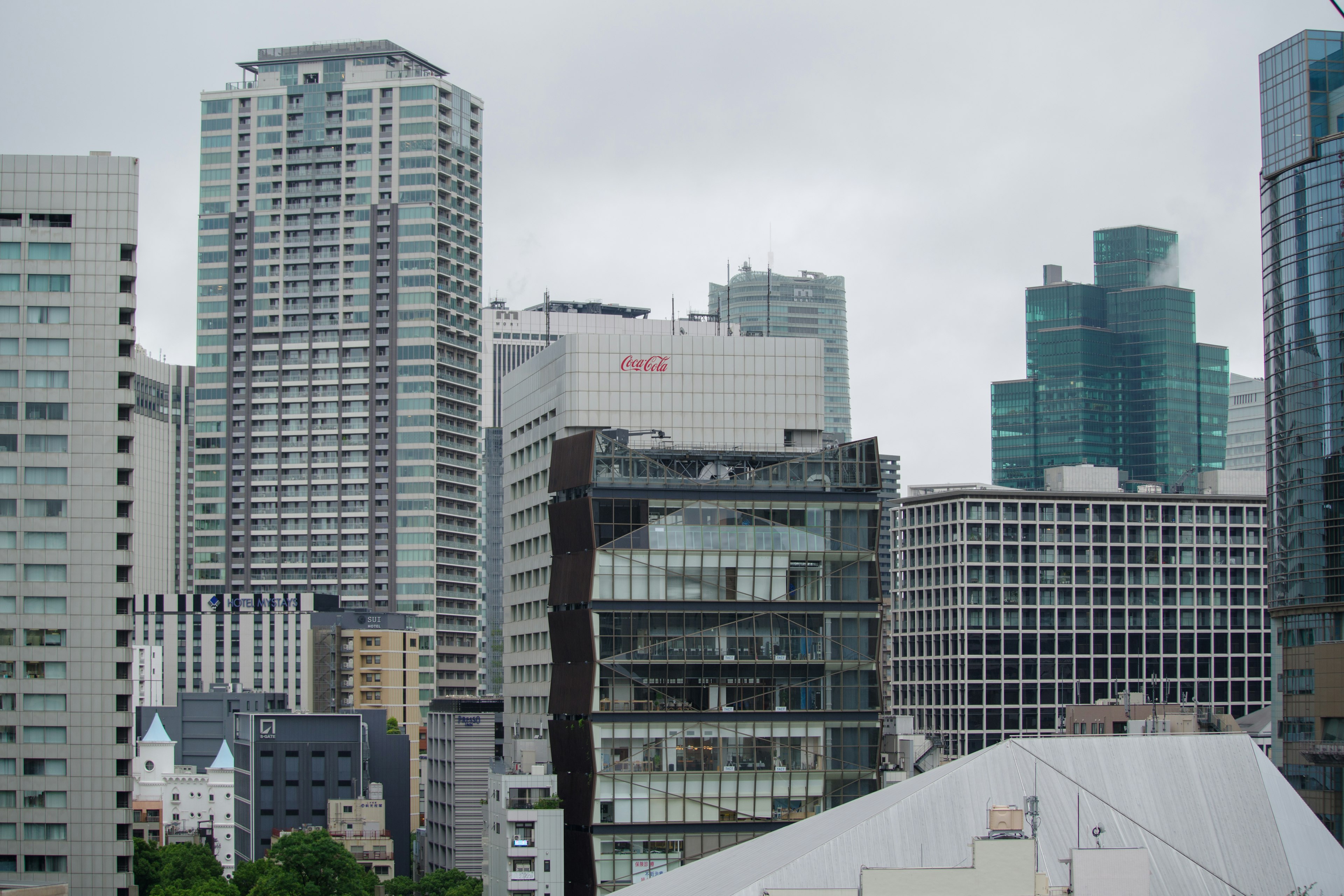 Skyline urbana con grattacieli sotto un cielo nuvoloso