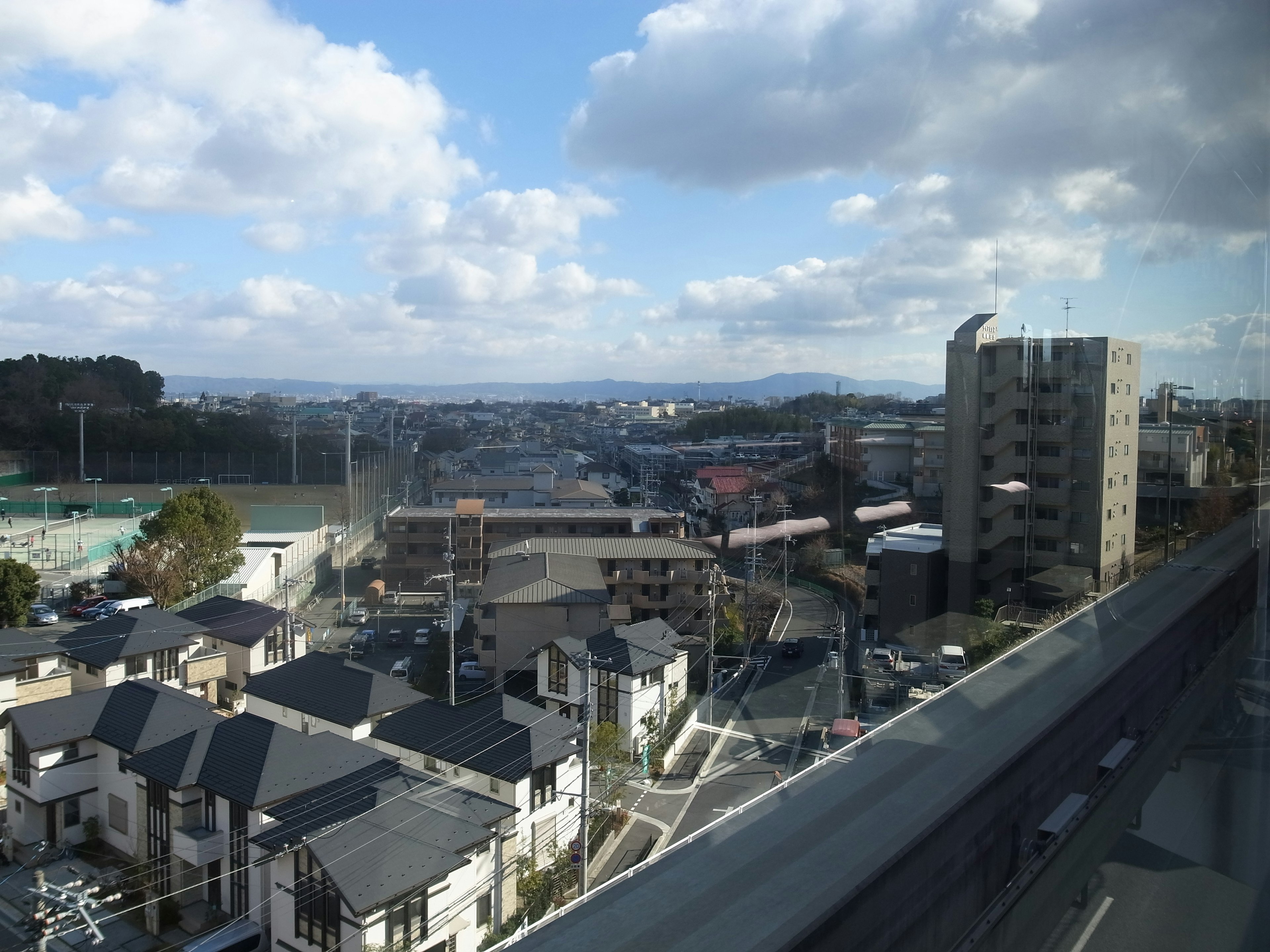 Vue de paysage urbain par temps clair avec quartier résidentiel