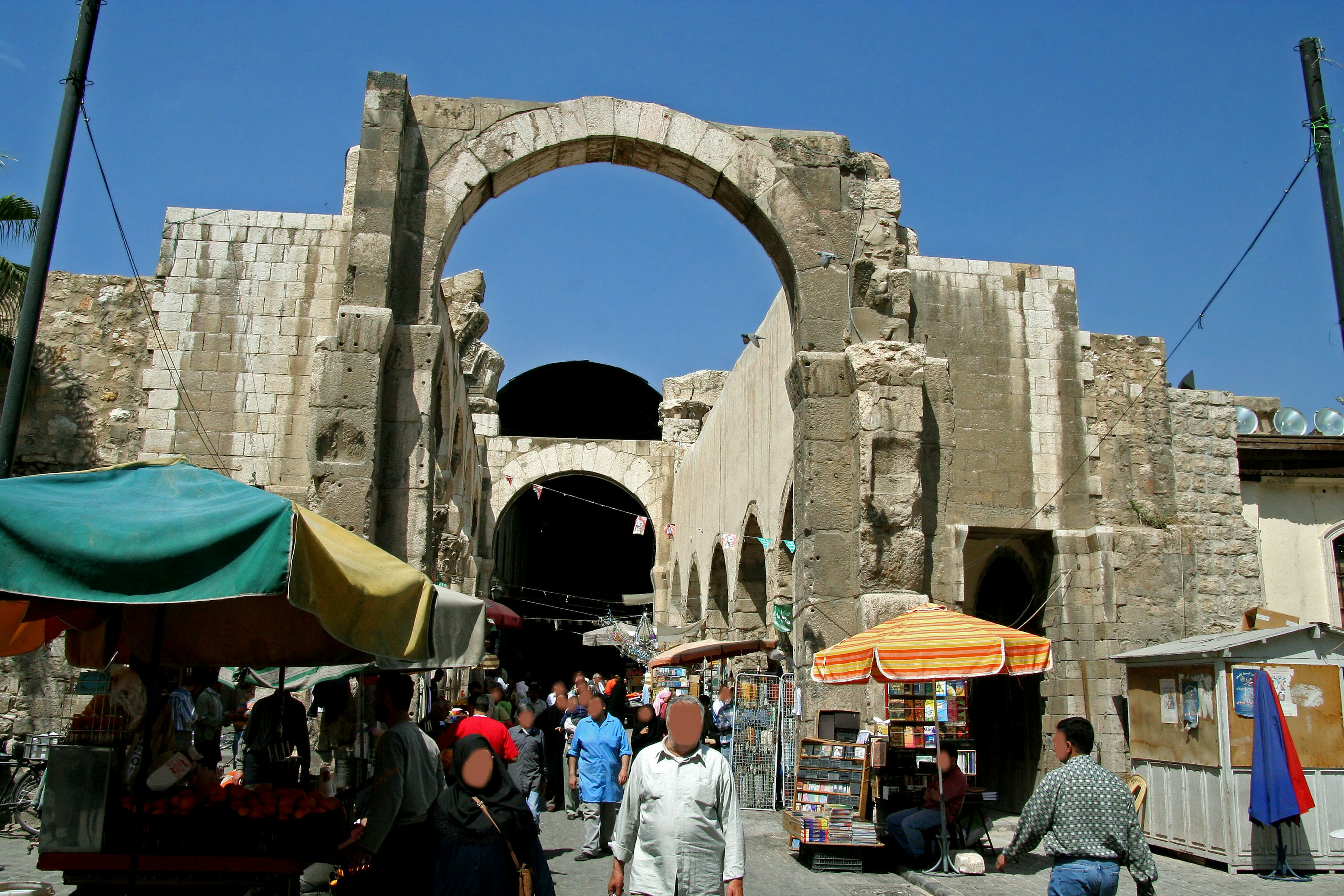 Scena di mercato con arco antico persone che passeggiano