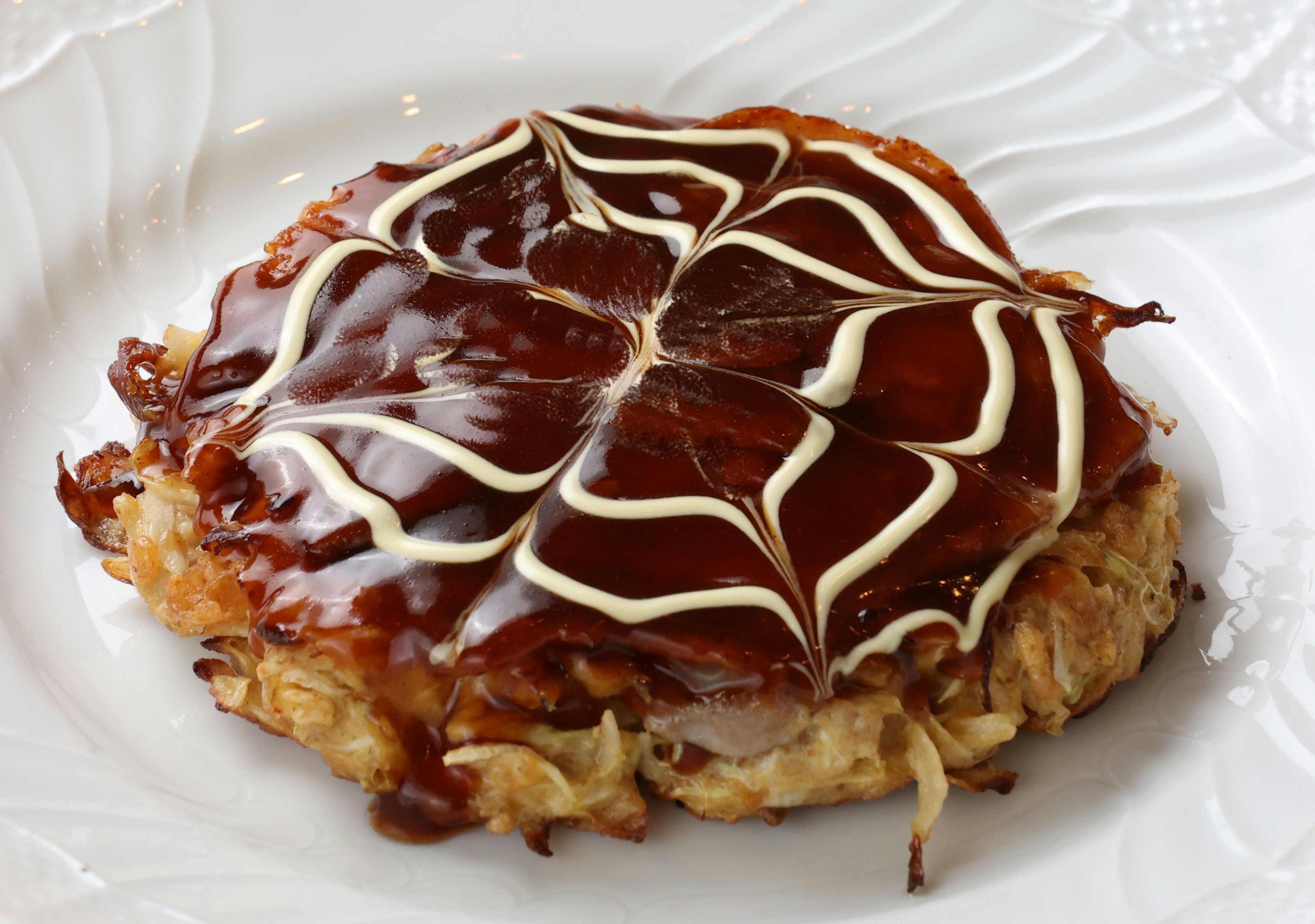 Pancake yakisoba yang lezat dengan hiasan cokelat dan krim