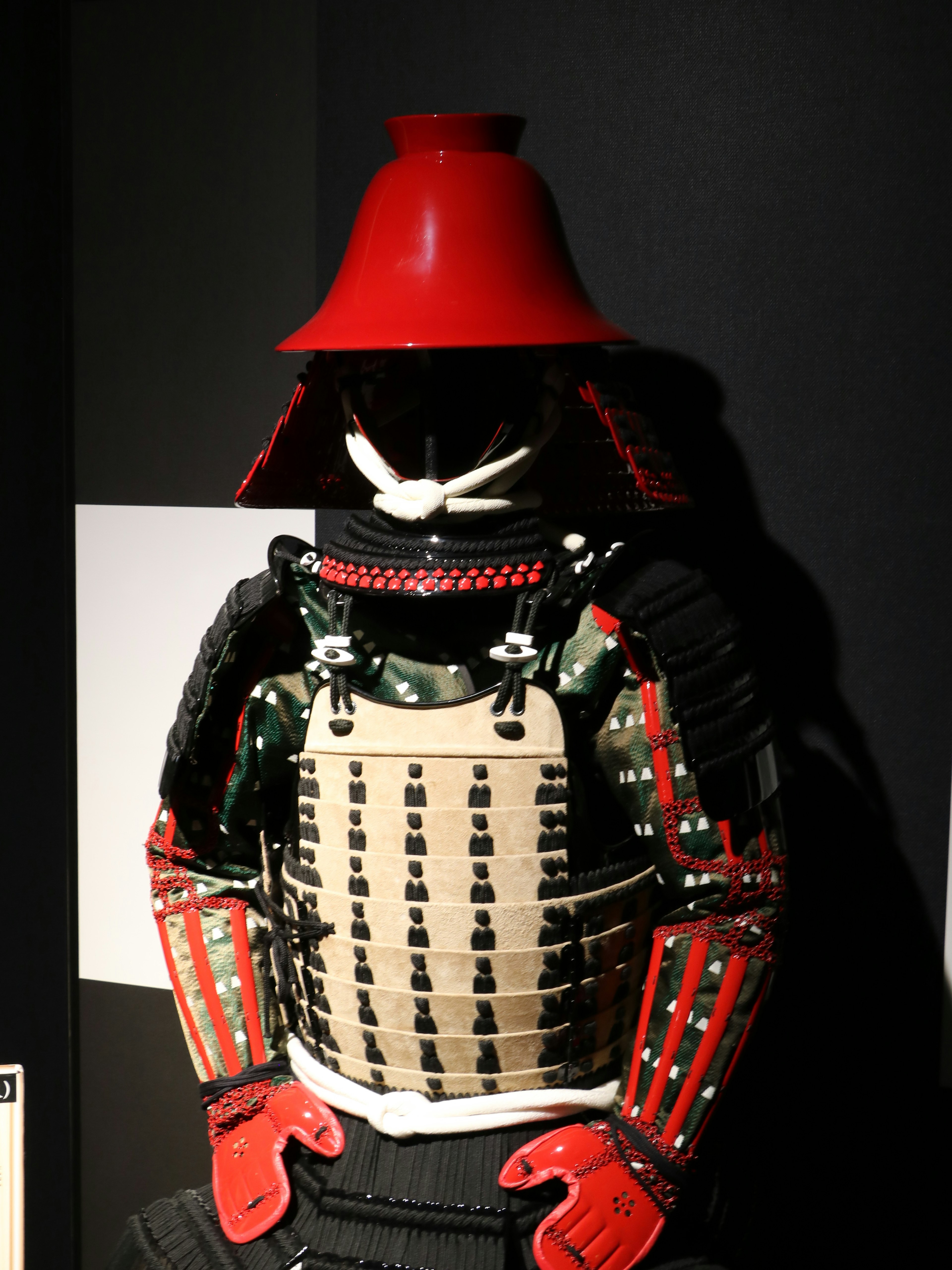 Pameran armor samurai dengan helm merah dan detail rumit